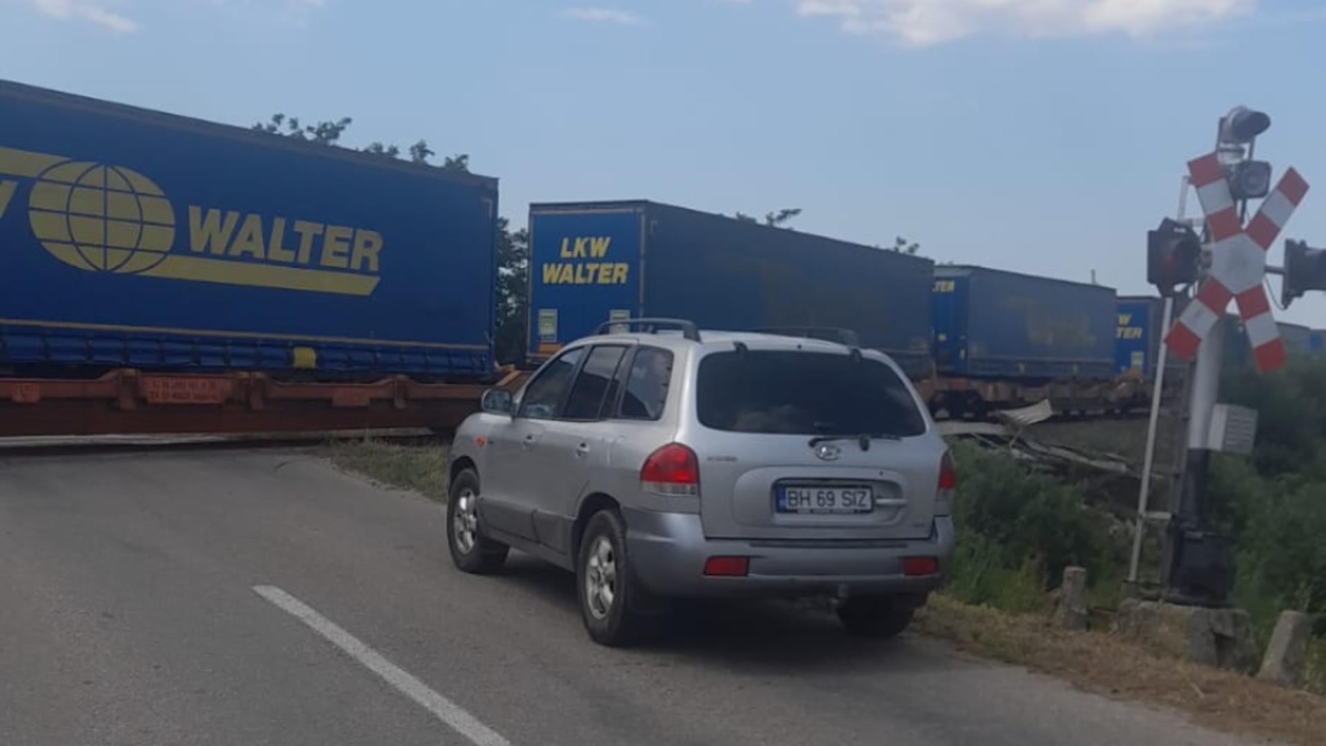 TIR lovit în plin de un tren, în Bihor.