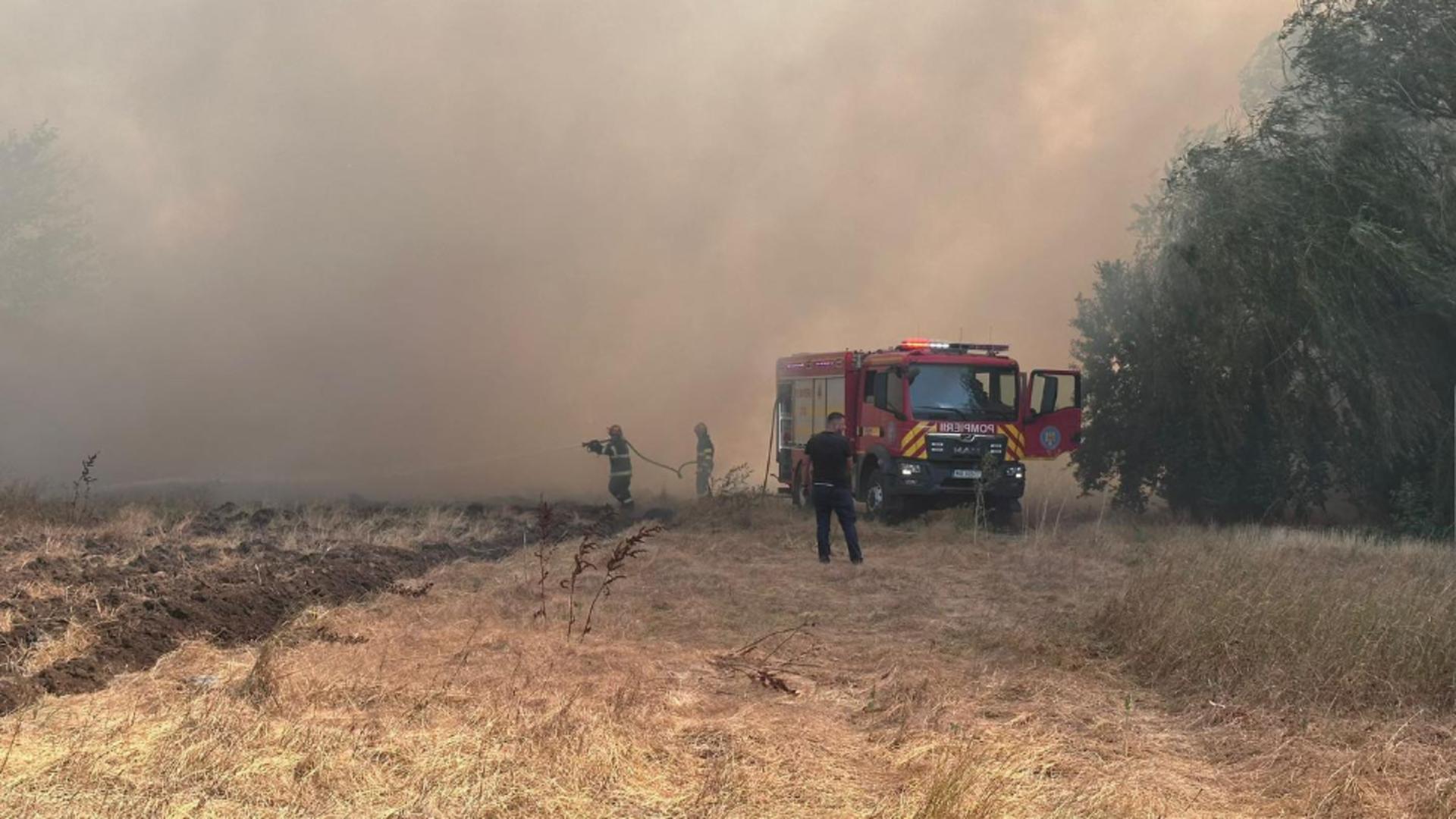 Mersul trenurilor către mare, dat peste cap de lucrările de incendiile de vegetație. Foto/ISU