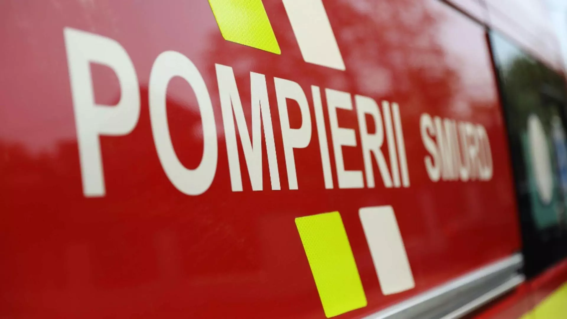 Incendiu generalizat la un service auto din Piteşti