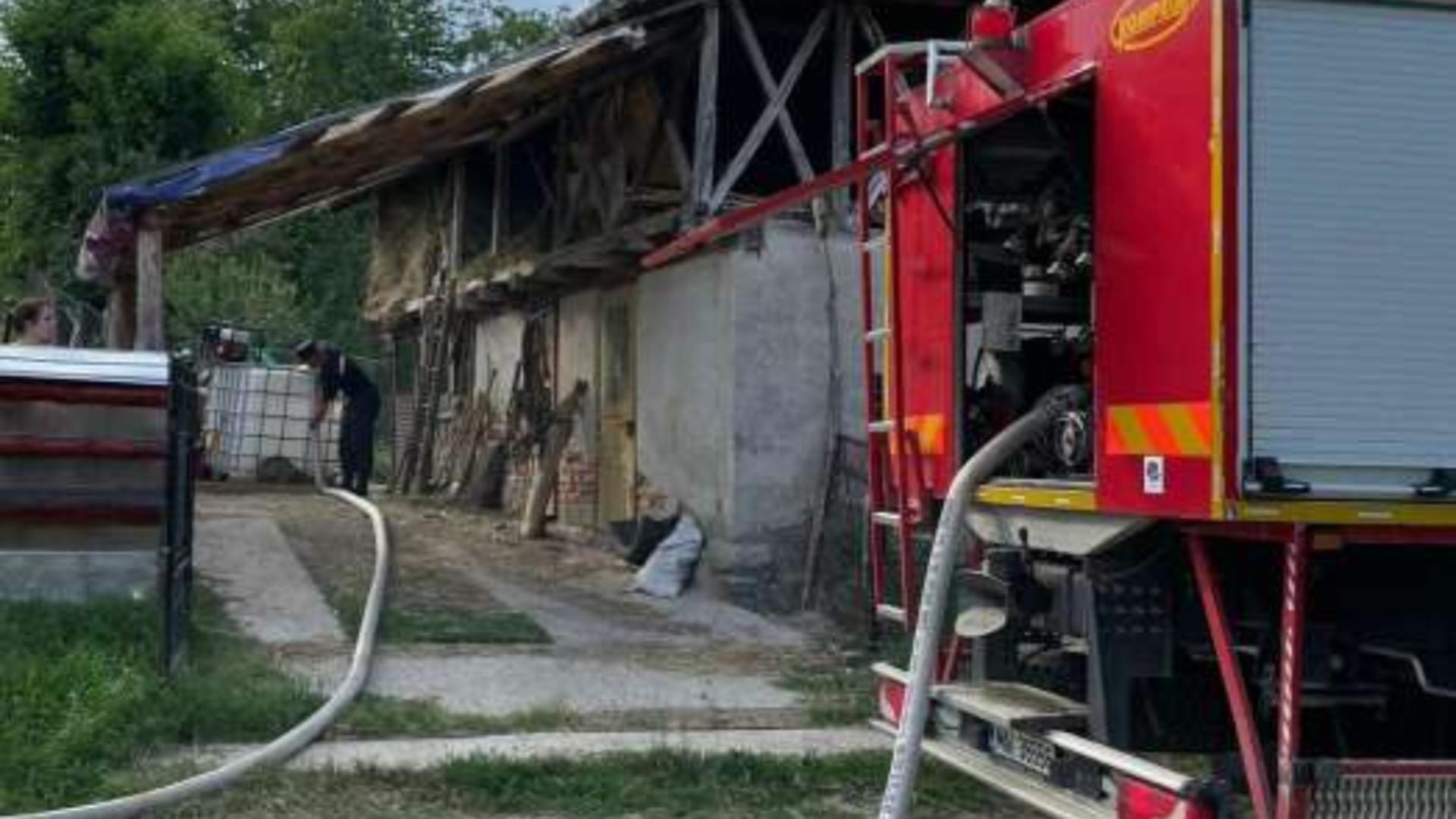 Restaurant, în flăcări! Incendiul s-a extins pe 300 de metri pătraţi, iar o persoană a fost rănită