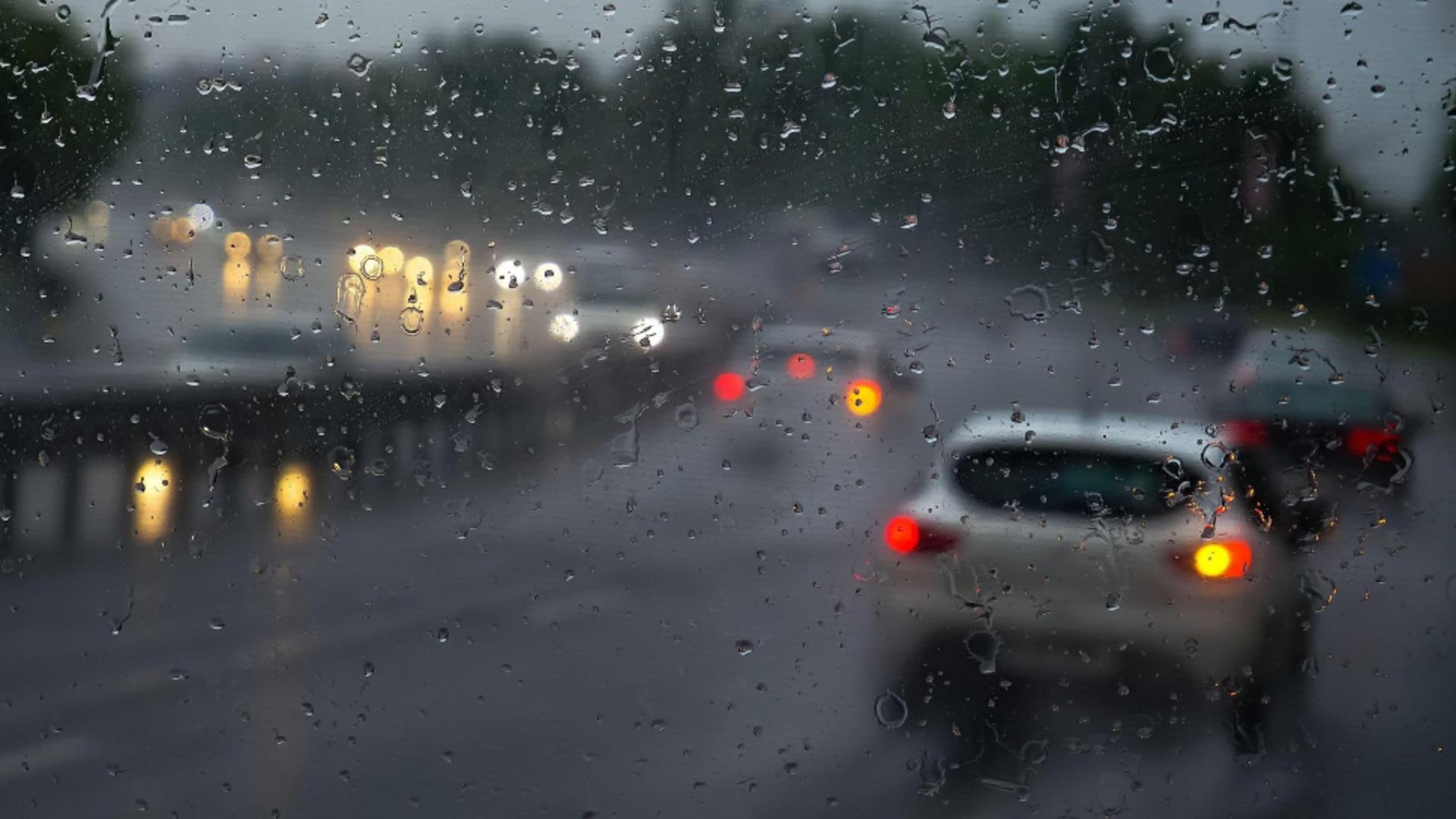 Capitala și județul Ilfov, afectate de furtuni violente, vineri seară. 10 avioane așteaptă în aer îmbunătățirea condițiilor meteo