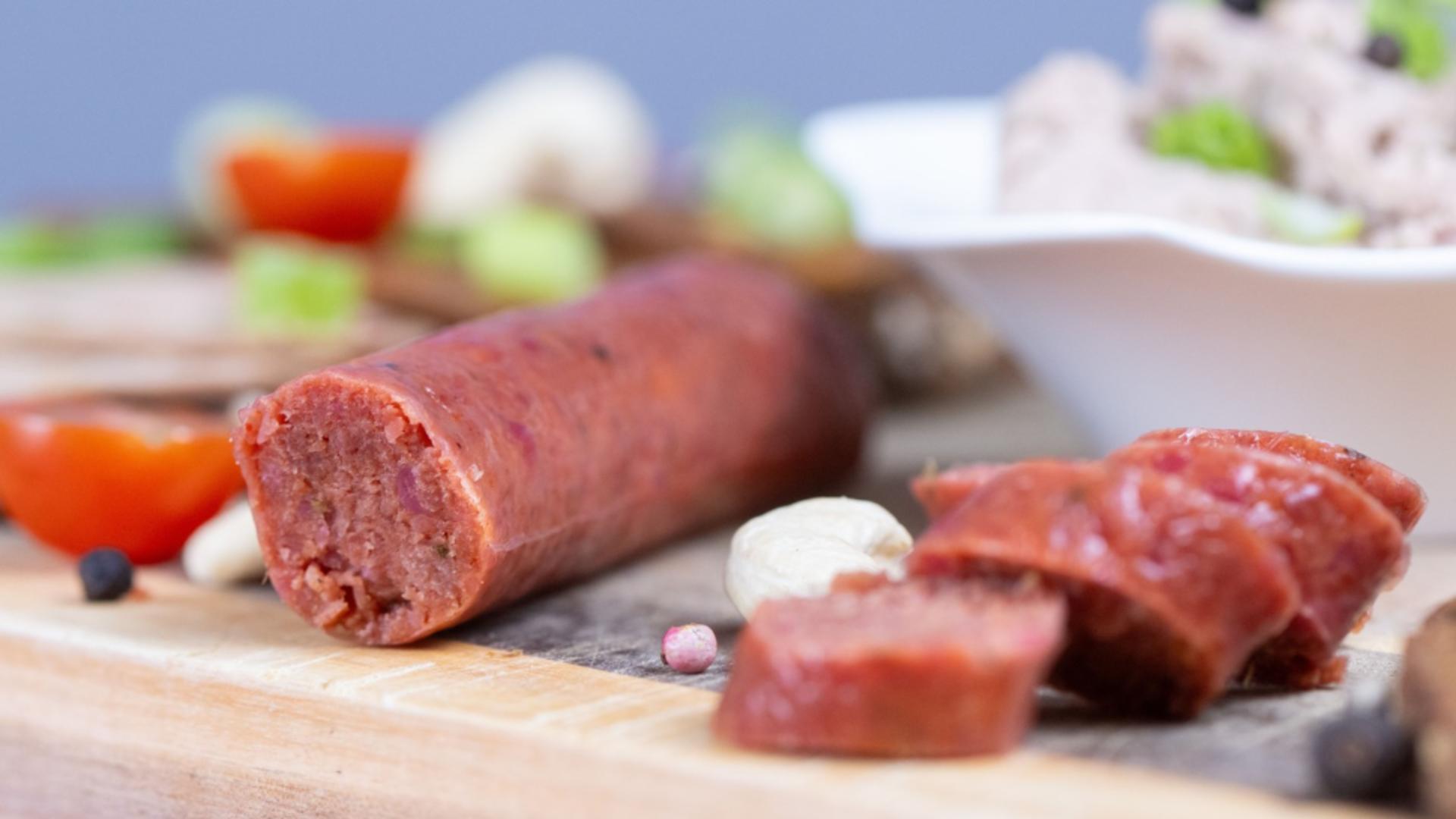 Producătorii păstrează limita minimală de carne, dar umblă la restul ingredientelor