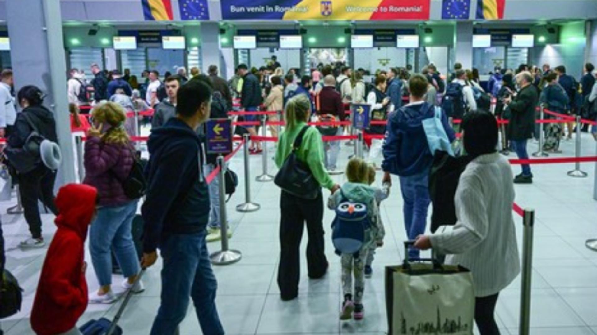 Curse anulate, întârzieri și călători furioși pe aeroportul Otopeni după ce s-a stricat banda de bagaje