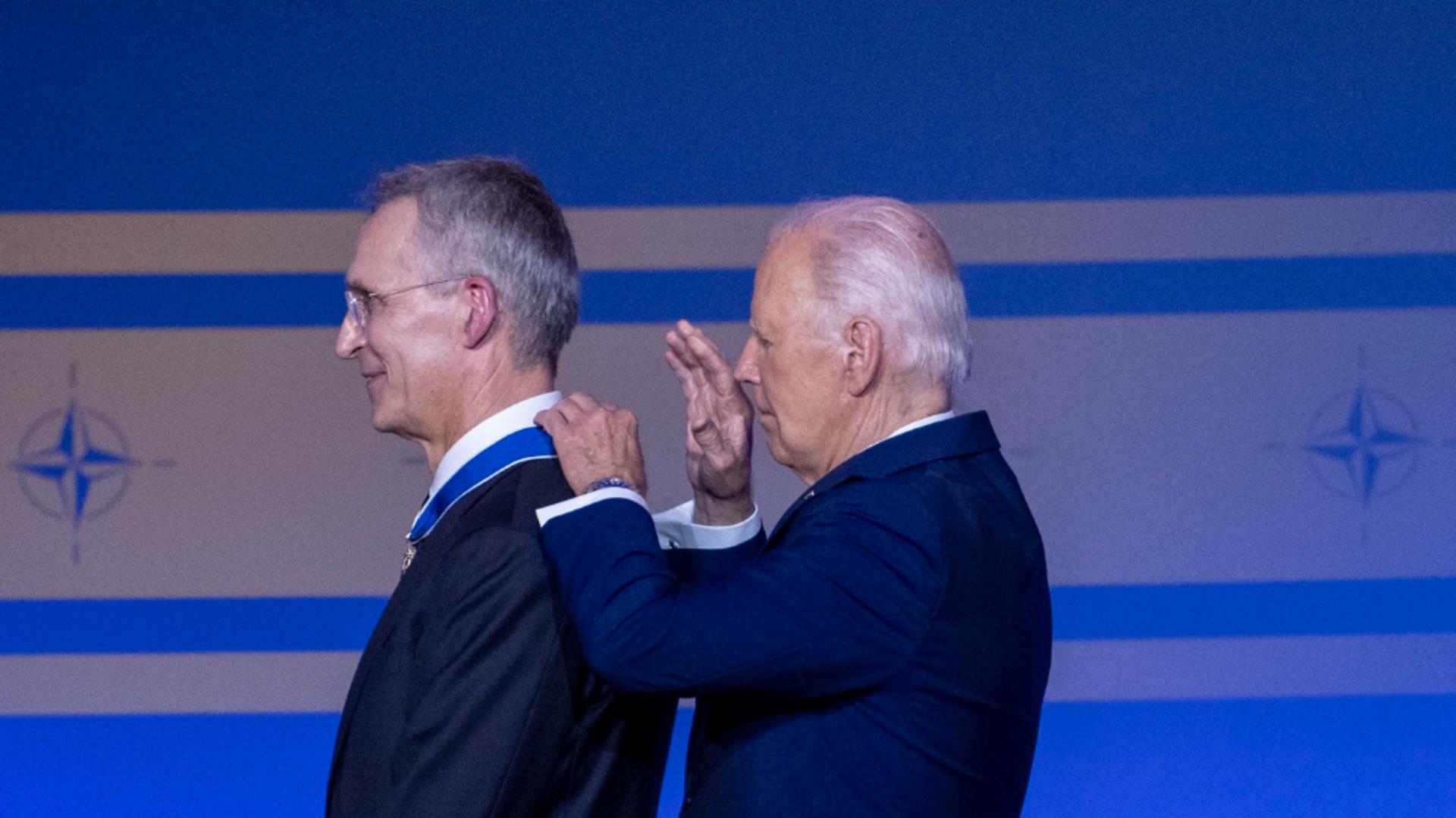 Joe Biden i-a acordat un premiu șefului NATO Jens Stoltenberg