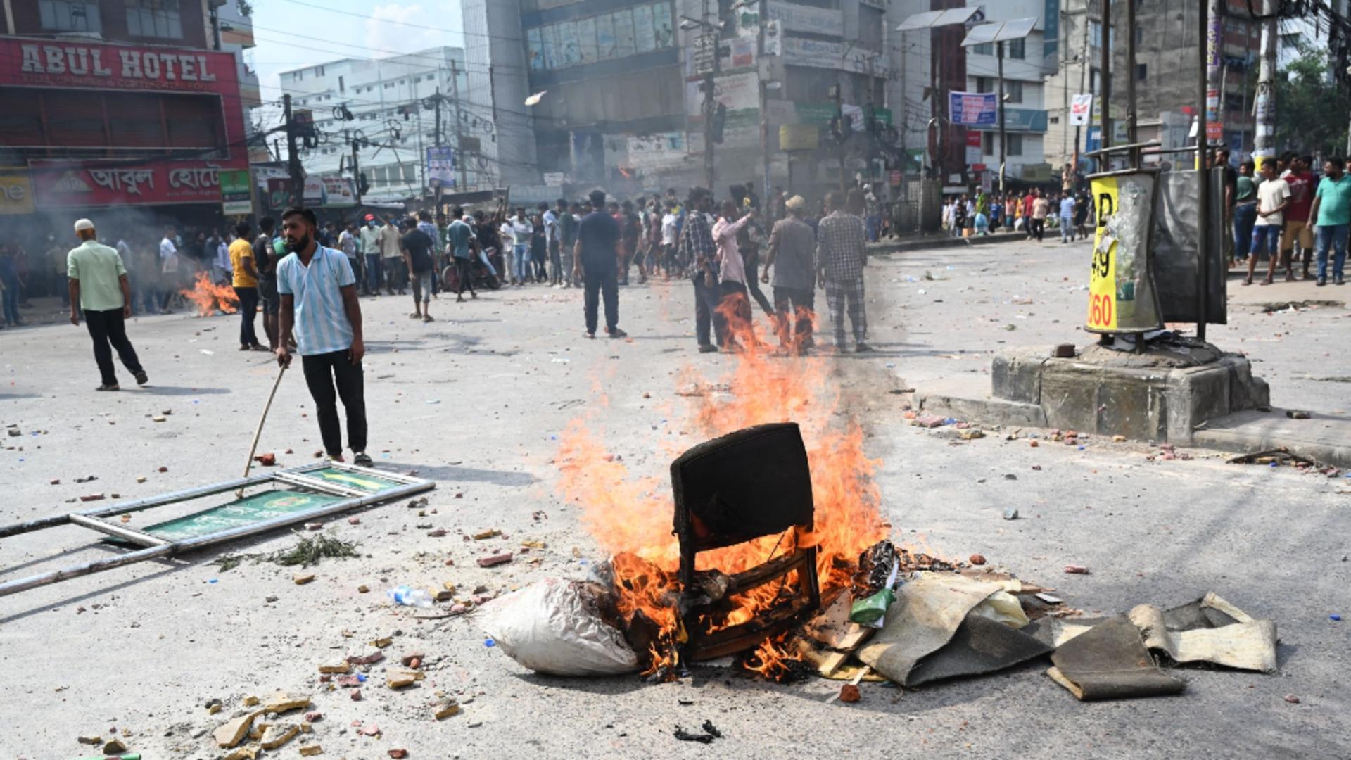 Protestele din Bangladesh au escaladat! Incendiu la sediul televiziunii publice: mai multe persoane ar fi fost prinse în interior/ Profimedia