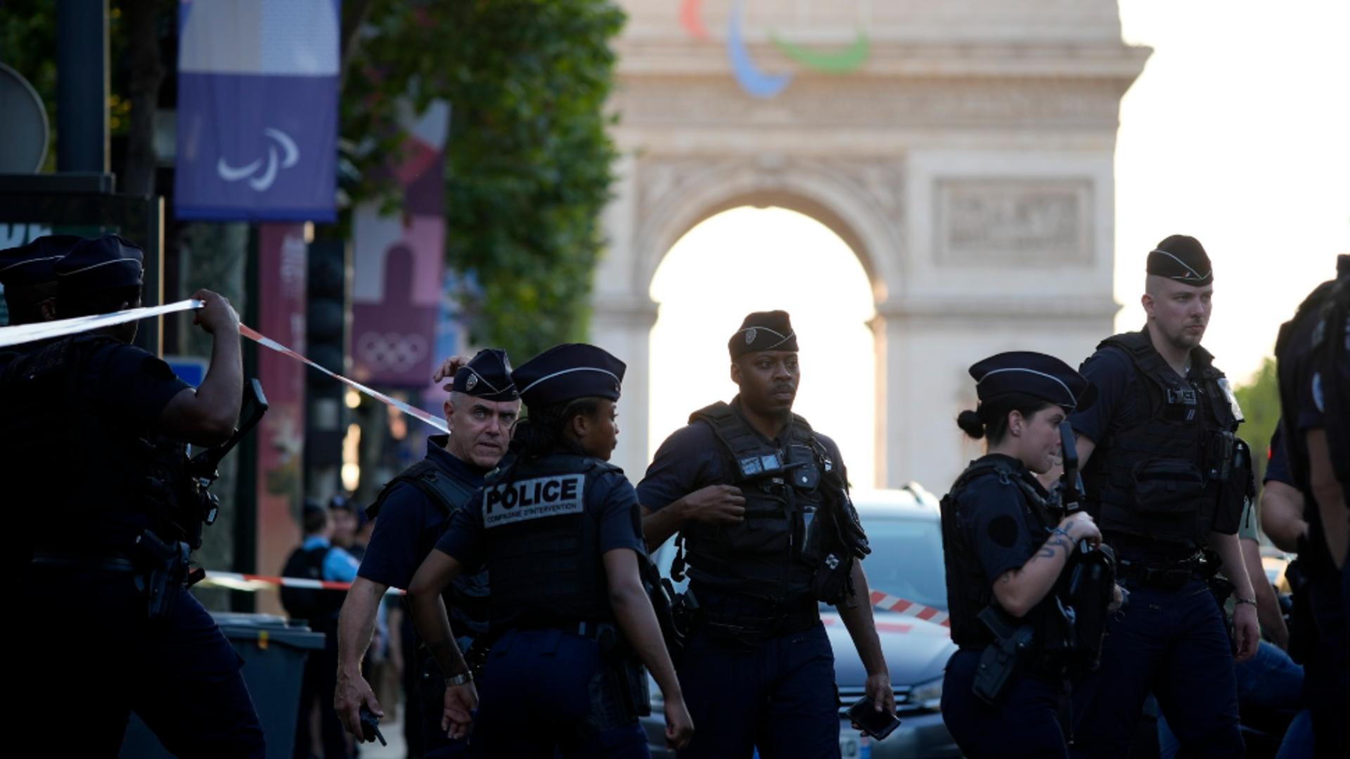 Poliţist, atacat cu un cuţit la Paris. Atacatorul, rănit grav după ce a fost împușcat de colegii agentului/ Profimedia