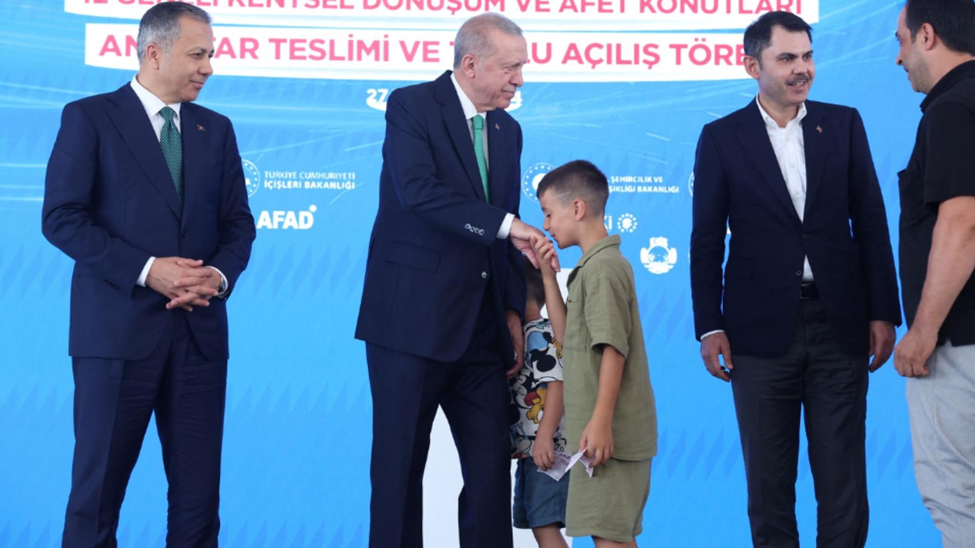 Recep Erdogan a pălmuit un copil, pentru că nu a vrut să îi sărute mâna. Foto: Profimedia