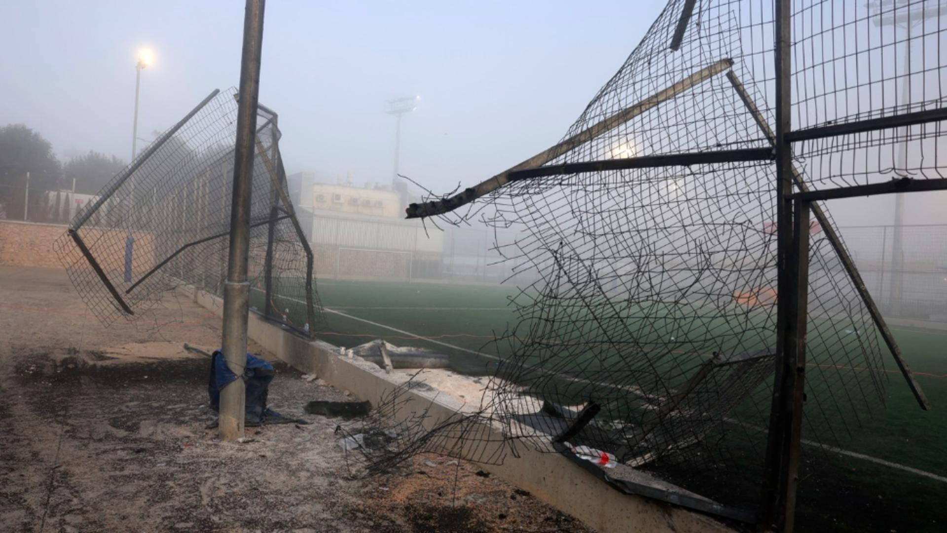 Umrările bombardamentelor asupra unui teren de fotbal (foto: Profimedia)