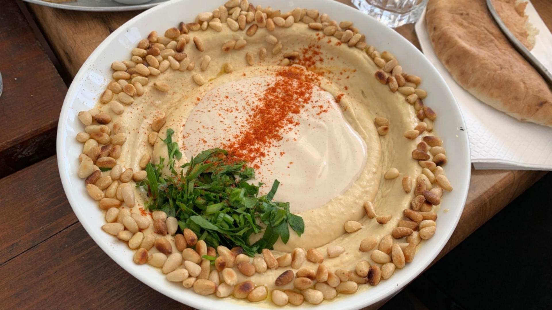 Rețeta de hummus libanez. Aperitivul hrănitor, bogat în proteină și vitamine. Ideal pentru zilele de post