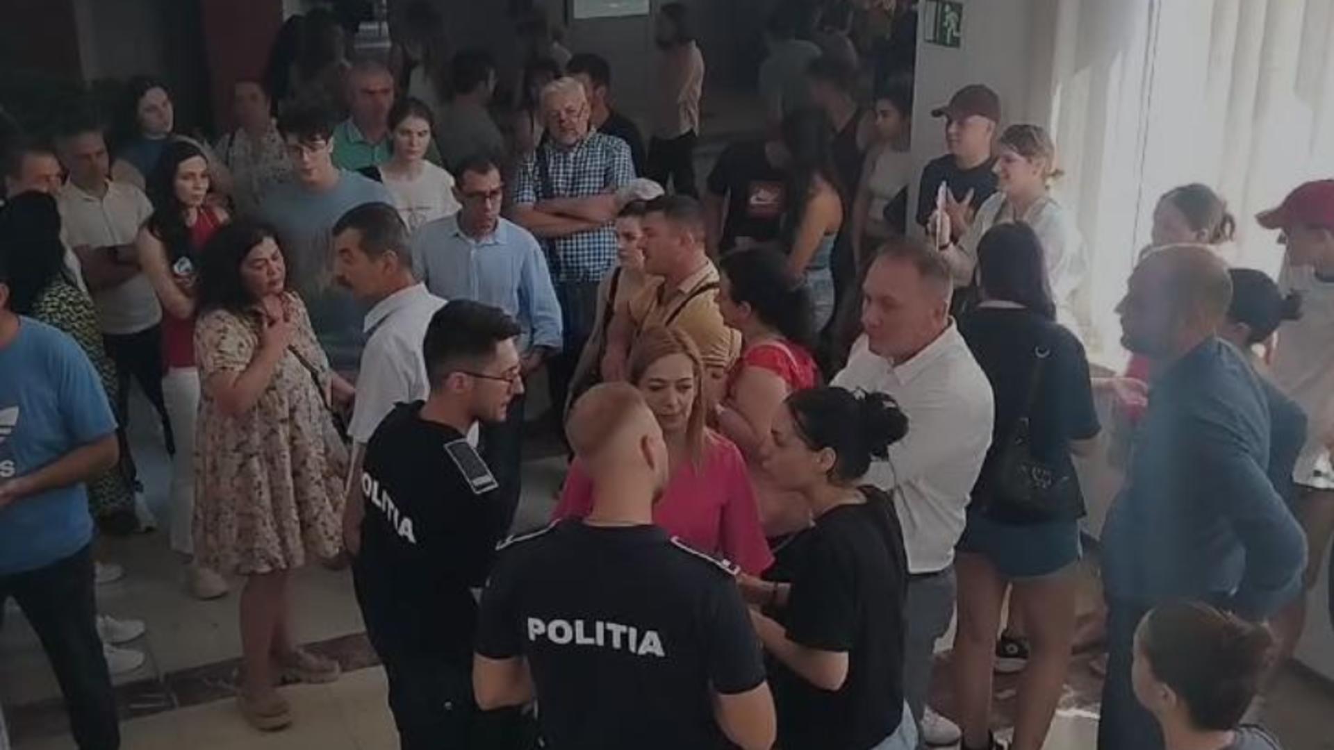 Controverse la Facultatea de Arhitectură din București. Scandal cu poliția: părinții au răbufnit