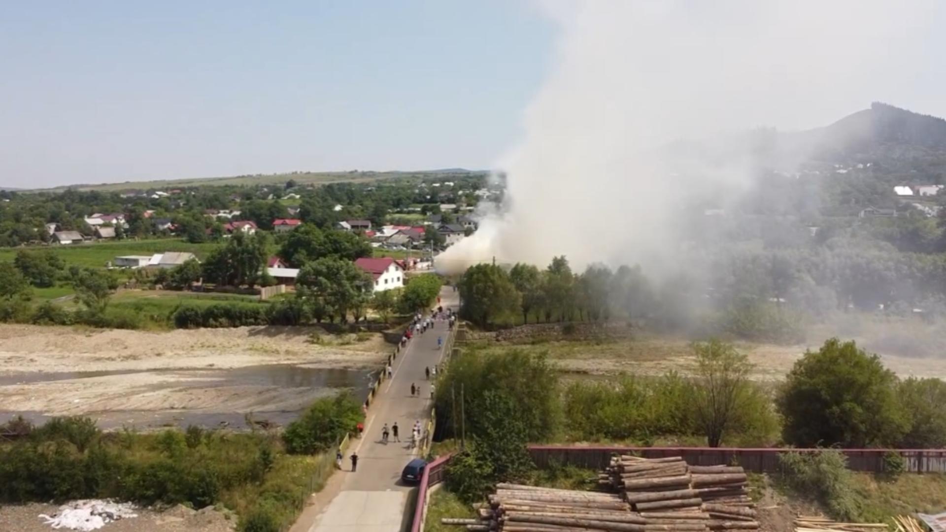 O școală din România, în flăcări. Opt mașini de pompieri au ajuns la fața locului - VIDEO