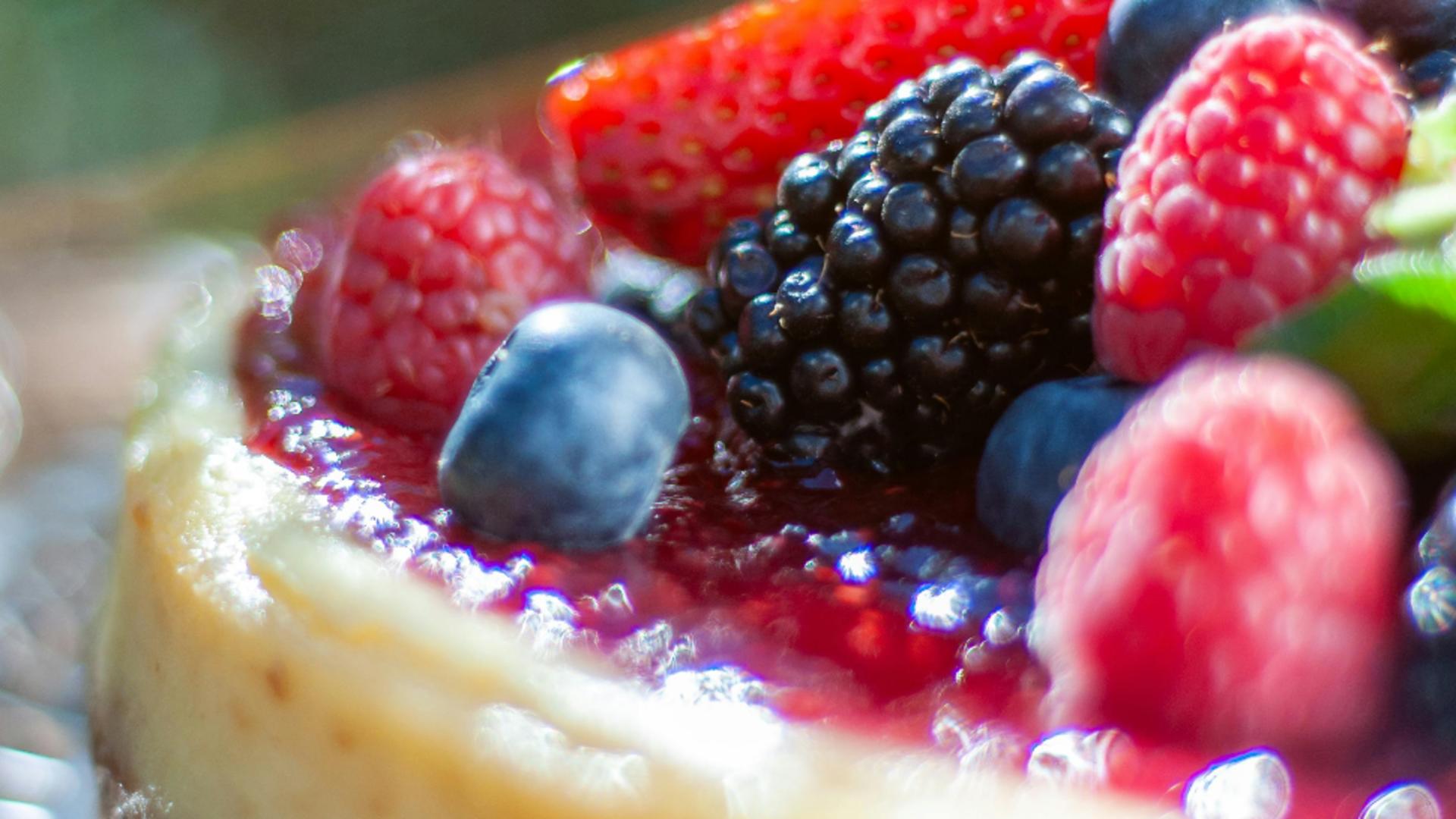 Tartă cu mure, zmeură, afine și mentă, desertul bogat în antioxidanți. Este ideal pentru o zi toridă de vară