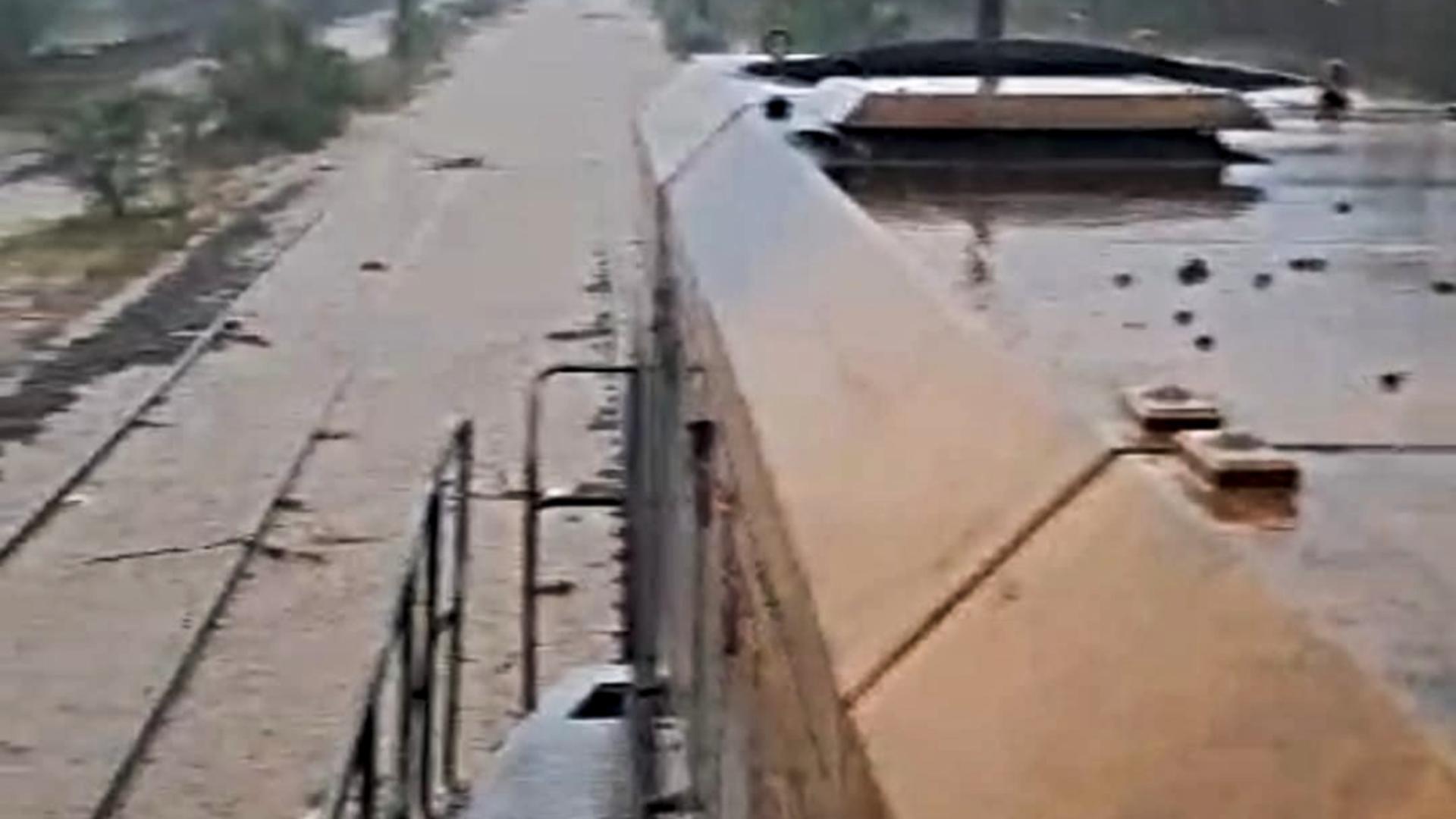 Haos pe calea ferată: Două tronsoane feroviare din centrul și nordul țării sunt acoperite de ape. Traficul feroviar este oprit în aceste zone
