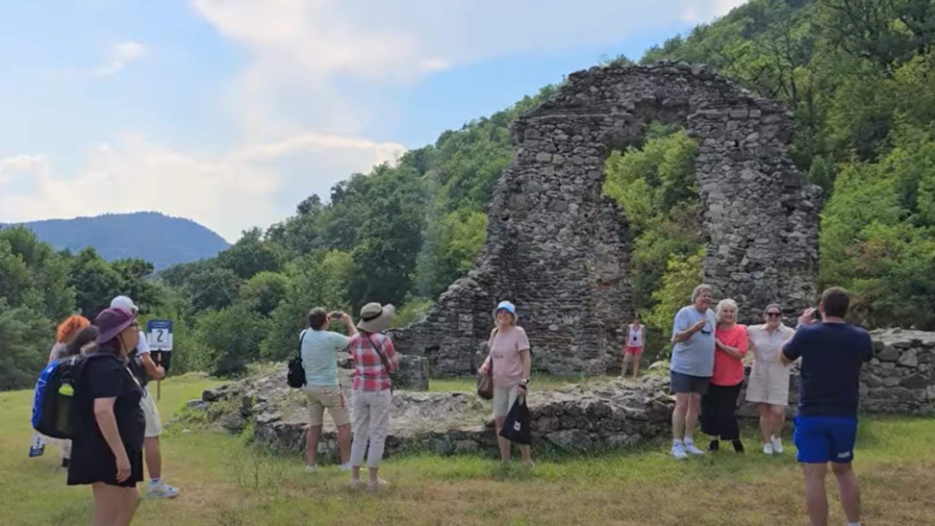 Cum au ajuns peste 100 de turiști să viziteze România din greșeală. Oaspeții surpriză au fost întâmpinați cu pâine și sare