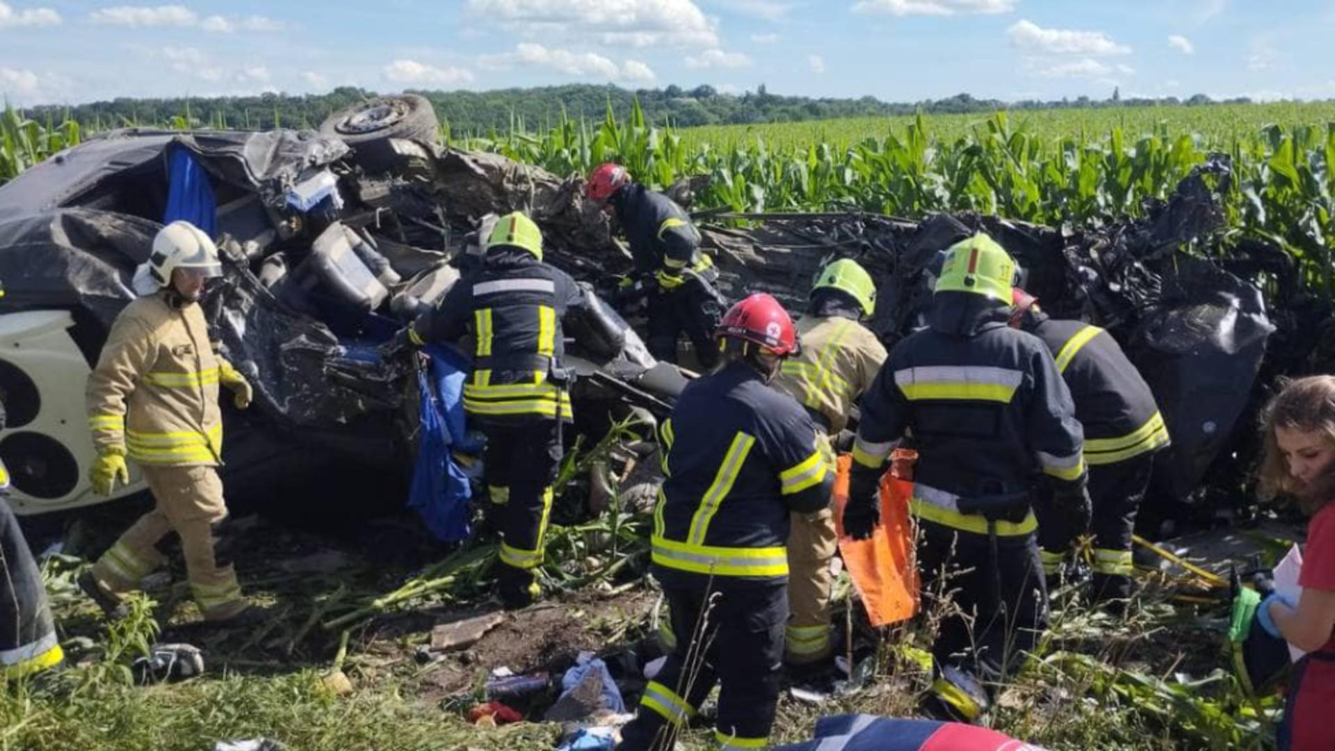 O cisternă s-a izbit de un microbuz pentru transport persoane. Foto/ISU Ucraina