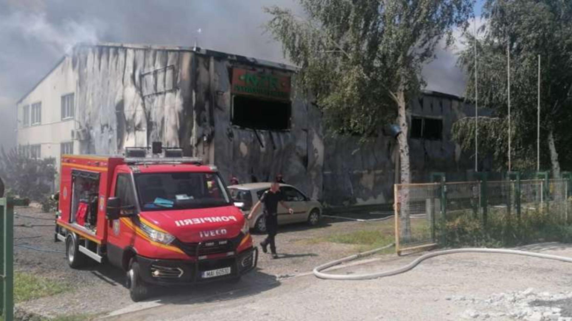 Incendiu puternic la o fabrică de prelucrare a furnirului din Brăilă. O persoană a fost găsită carbonizată/ Foto: ISU Brăila