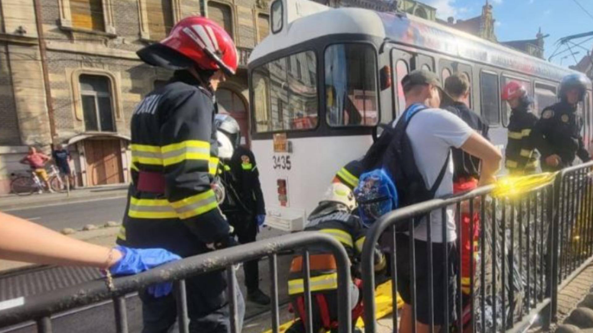 O femeie a rămas fără o mână, după ce a căzut sub roțile tramvaiului/ Captură video