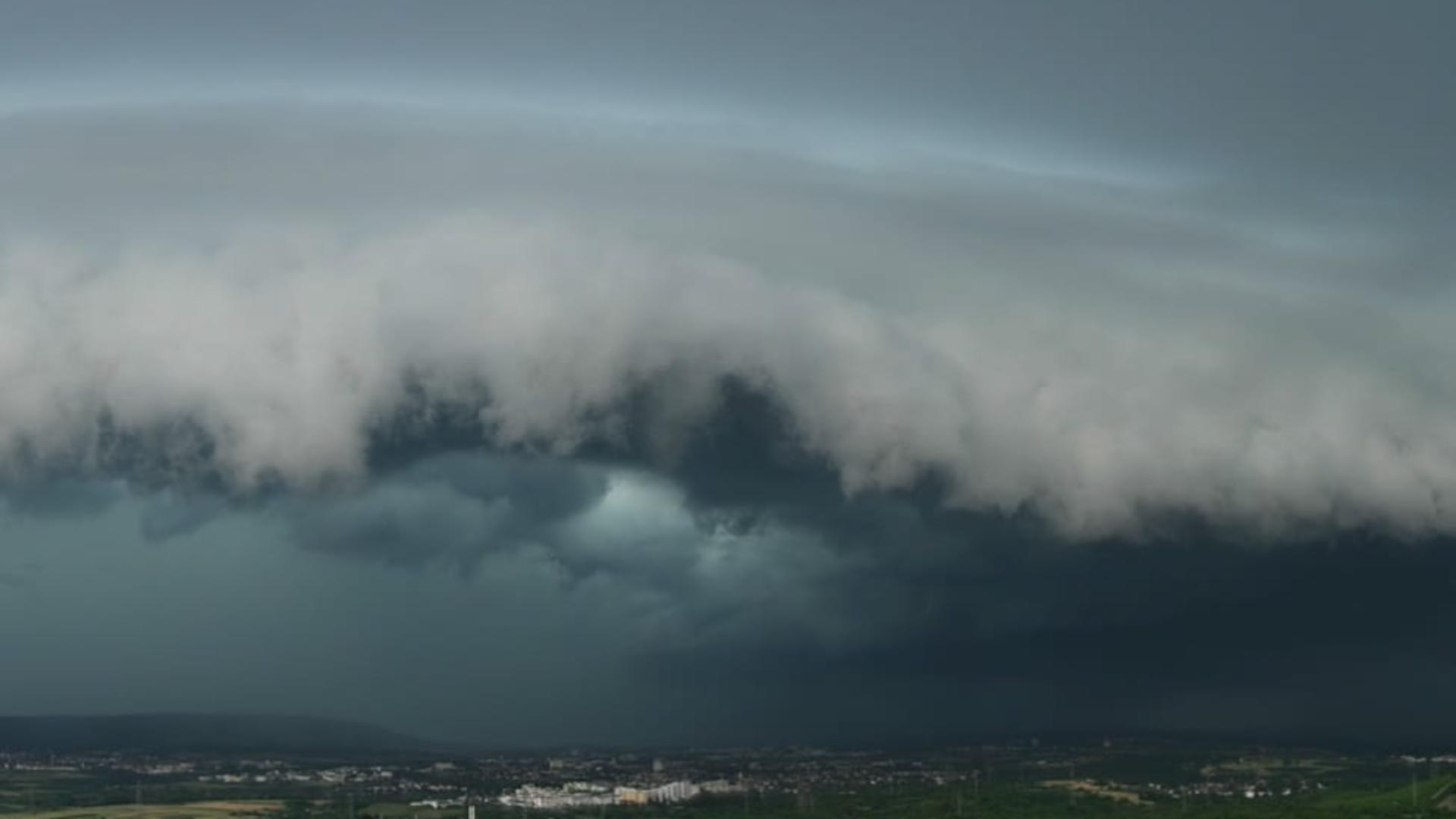 Mai multe județe sunt sub coduri meteo de intemperii (foto ilustrativ)