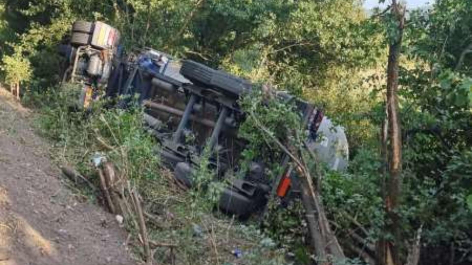 Alertă și trafic blocat pe o șosea din ARAD. O autocisternă încărcată cu gaz lichefiat s-a răsturnat. A fost chemată și Garda de Mediu