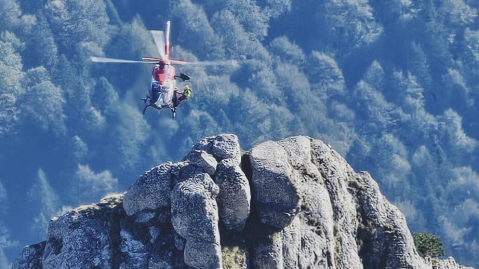 Două persoane rămase blocate în M-ții Bucegi, recuperate de salvamontişti cu ajutorul unui elicopter/ Foto: Salvamont Prahova