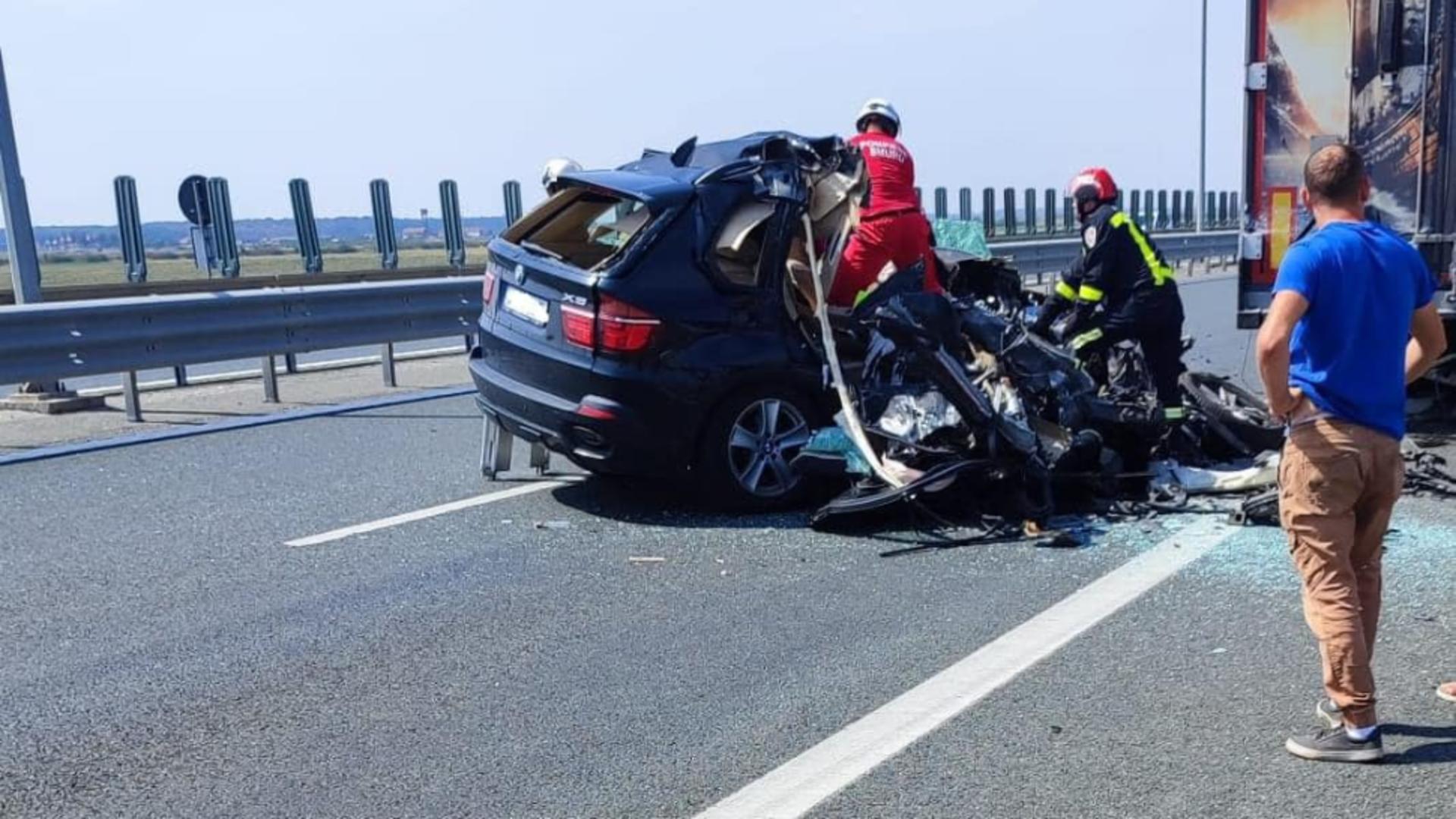 Impact devastator între un autoturism și un TIR pe A11, în județul Arad/ Foto: Facebook Info Trafic 24 