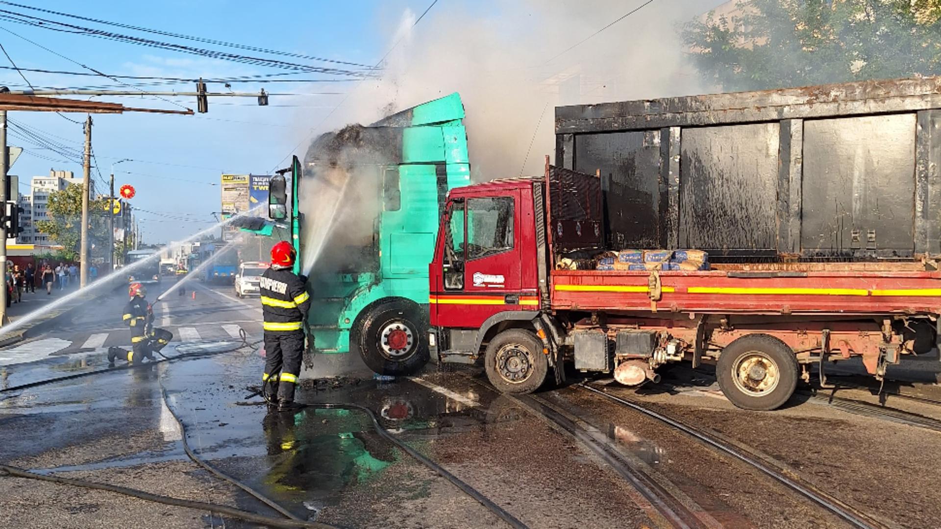 Accident grav la Iași! Un camion a luat foc în urma coliziunii cu  două autoturisme. Imagini șocante - FOTO&VIDEO