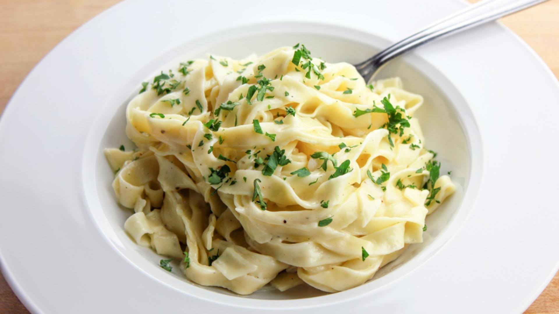 Paste Fettuccine Alfredo. O rețetă italiană, simplă și savuroasă