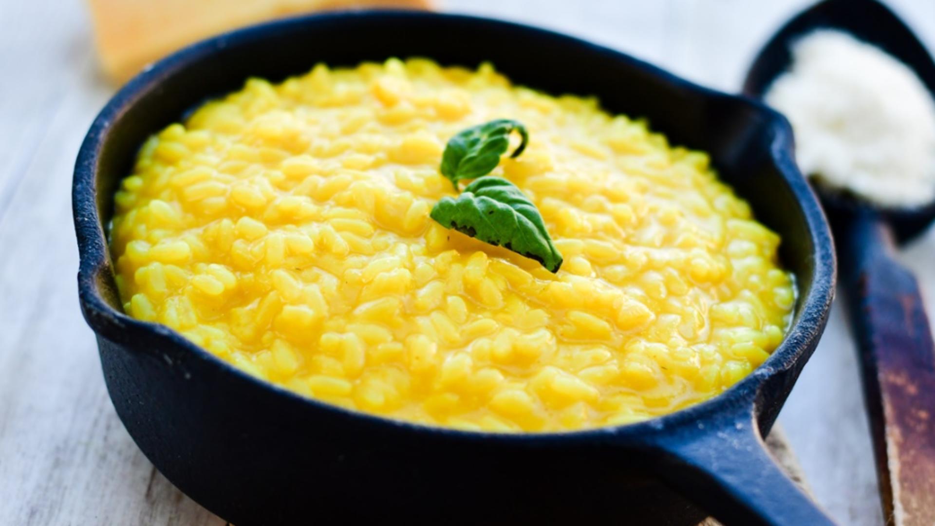 Risotto alla Milanese, un preparat cremos și aromat! Rețeta mâncării emblematice în bucătăria italiană