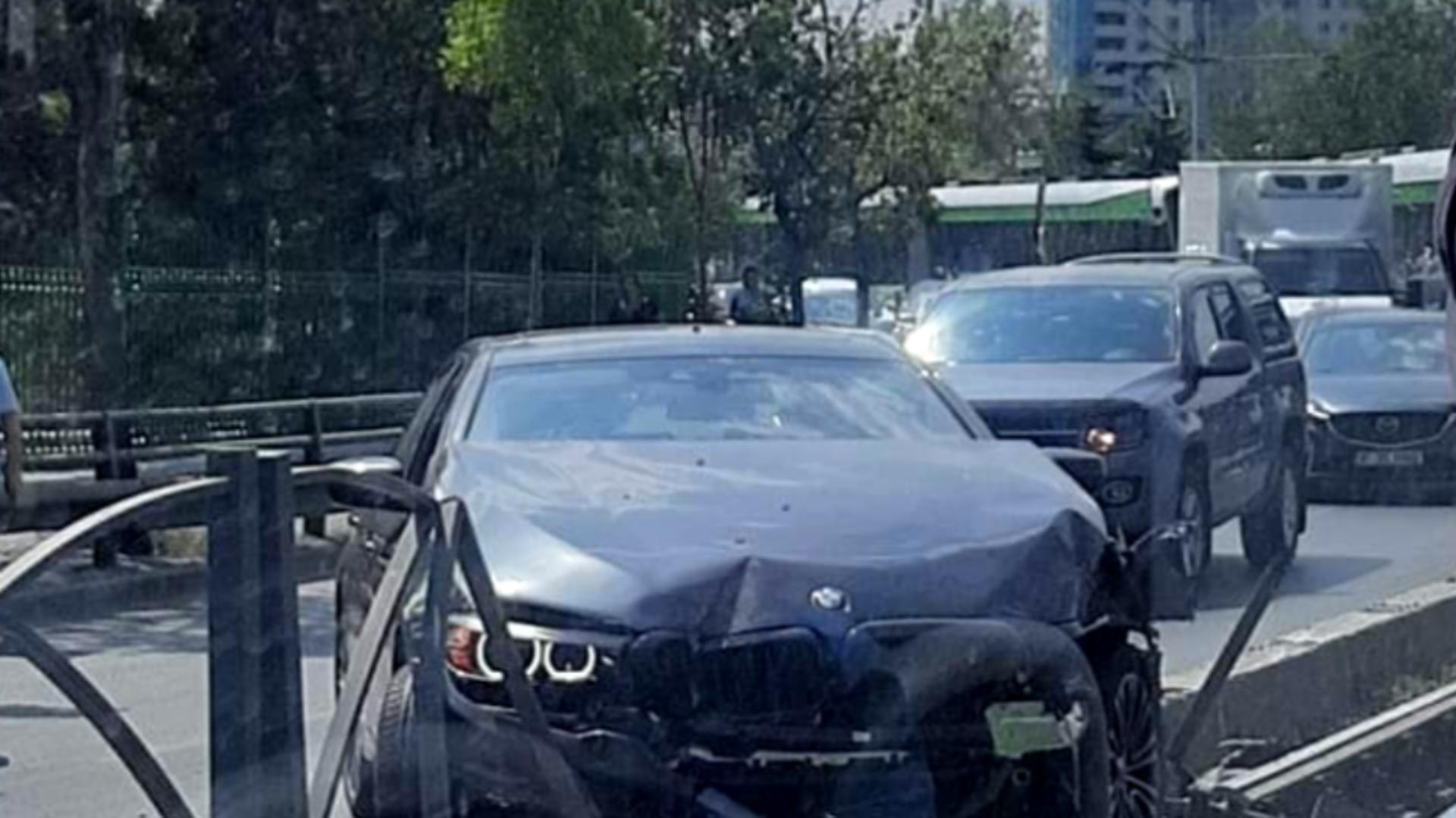 Accident pe linia 41. Circulaţia tramvaielor, blocată de șoferul beat al unui autoturism BMW, care a dărâmat parapetul 