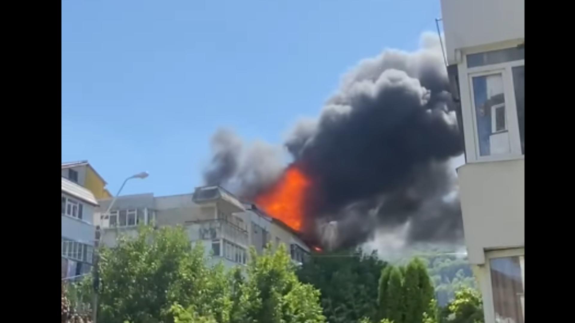 Acoperișul unui bloc din Piatra Neamț, cuprins de incendiu. Un nor gros de fum negru a acoperit cerul /Captură video