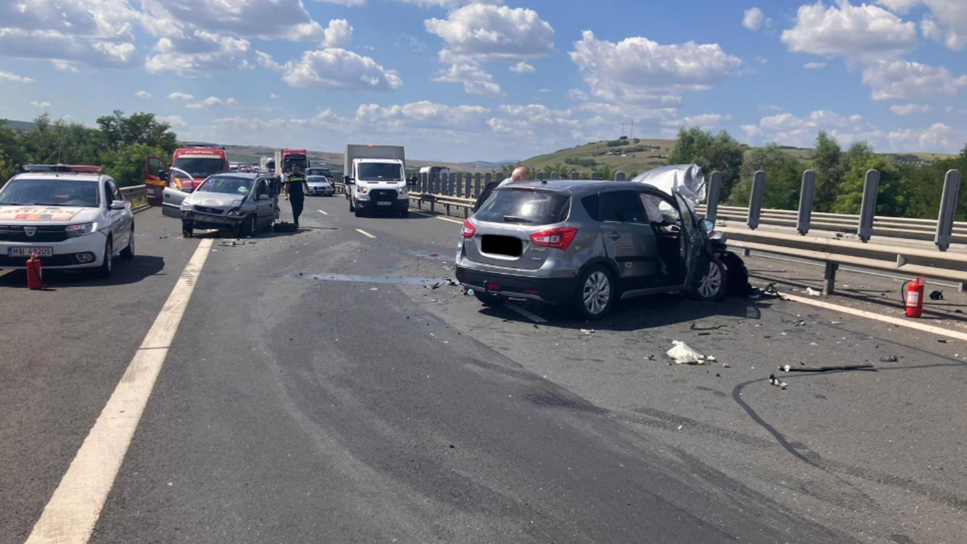 Accident rutier grav cu 17 victime pe A1, la km 282, sensul de mers spre Sibiu