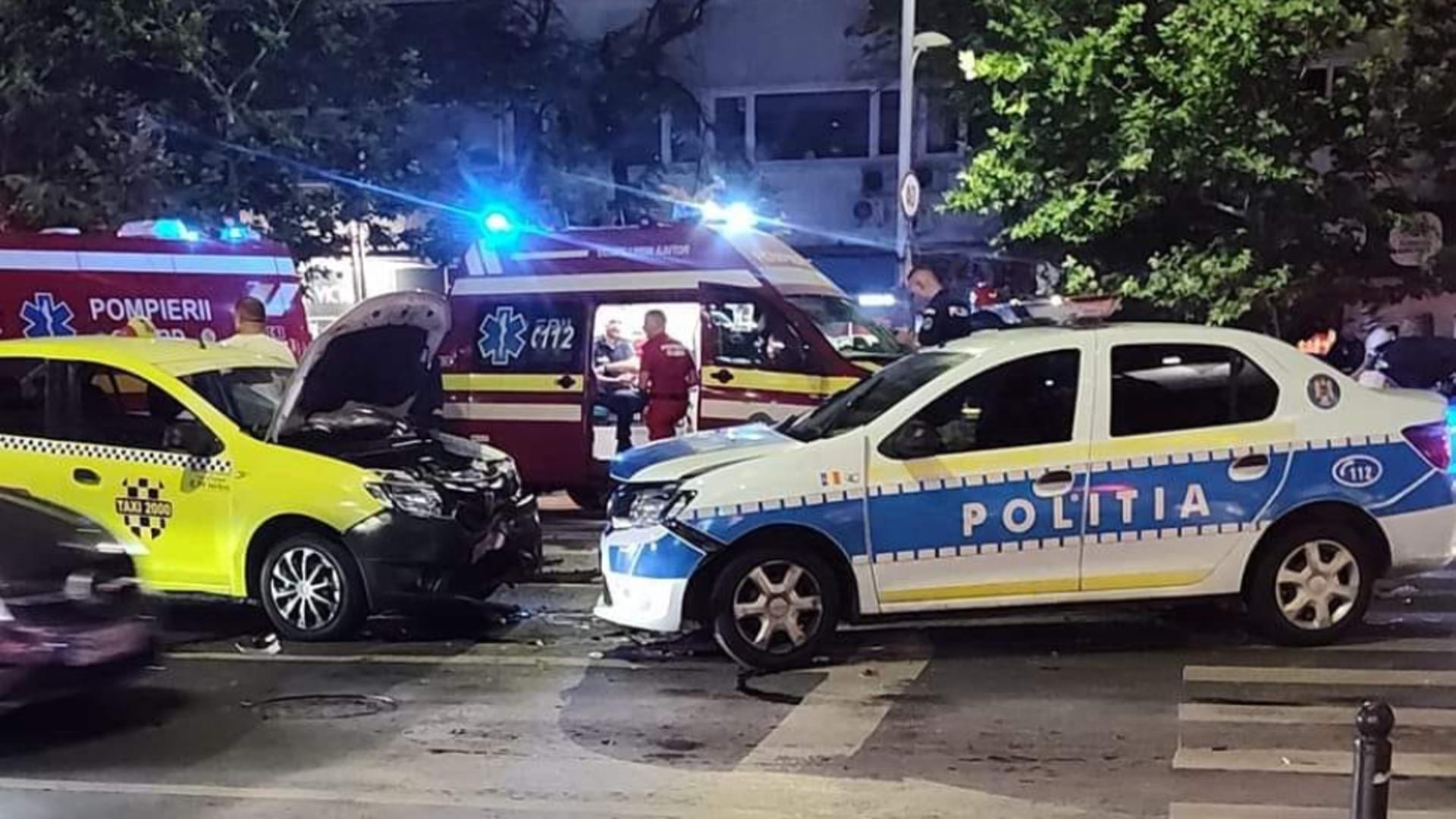 Accident rutier grav în București. O mașină de poliție a intrat în coliziune cu un autoturism: doi pietoni spulberați