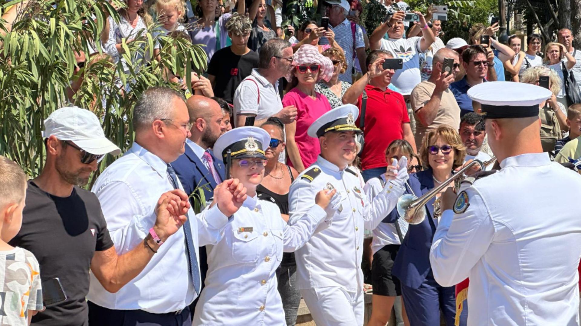 Zeci de oameni s-au prins în horă cu liderul PNL