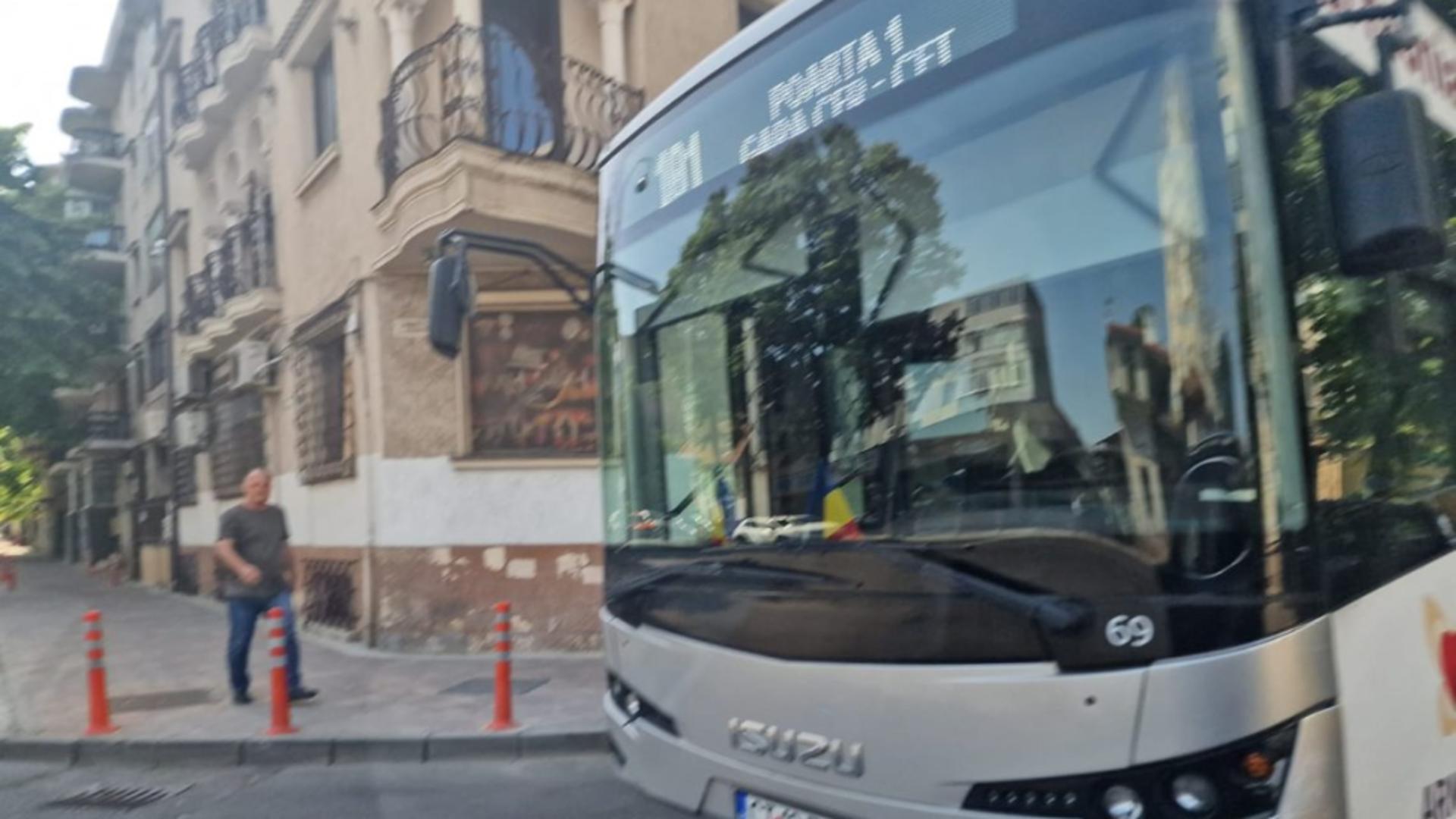 O femeie a fost prinsă sub autobuz