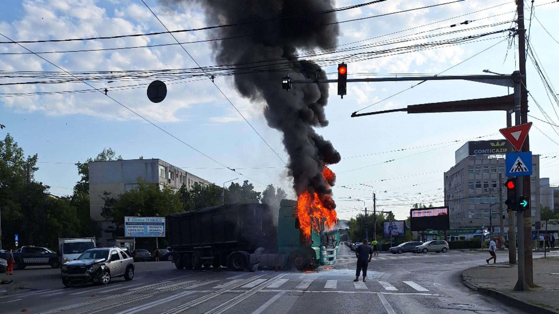 Accident grav la Iași! Un camion a luat foc în urma coliziunii cu  două autoturisme. Imagini șocante - FOTO&VIDEO