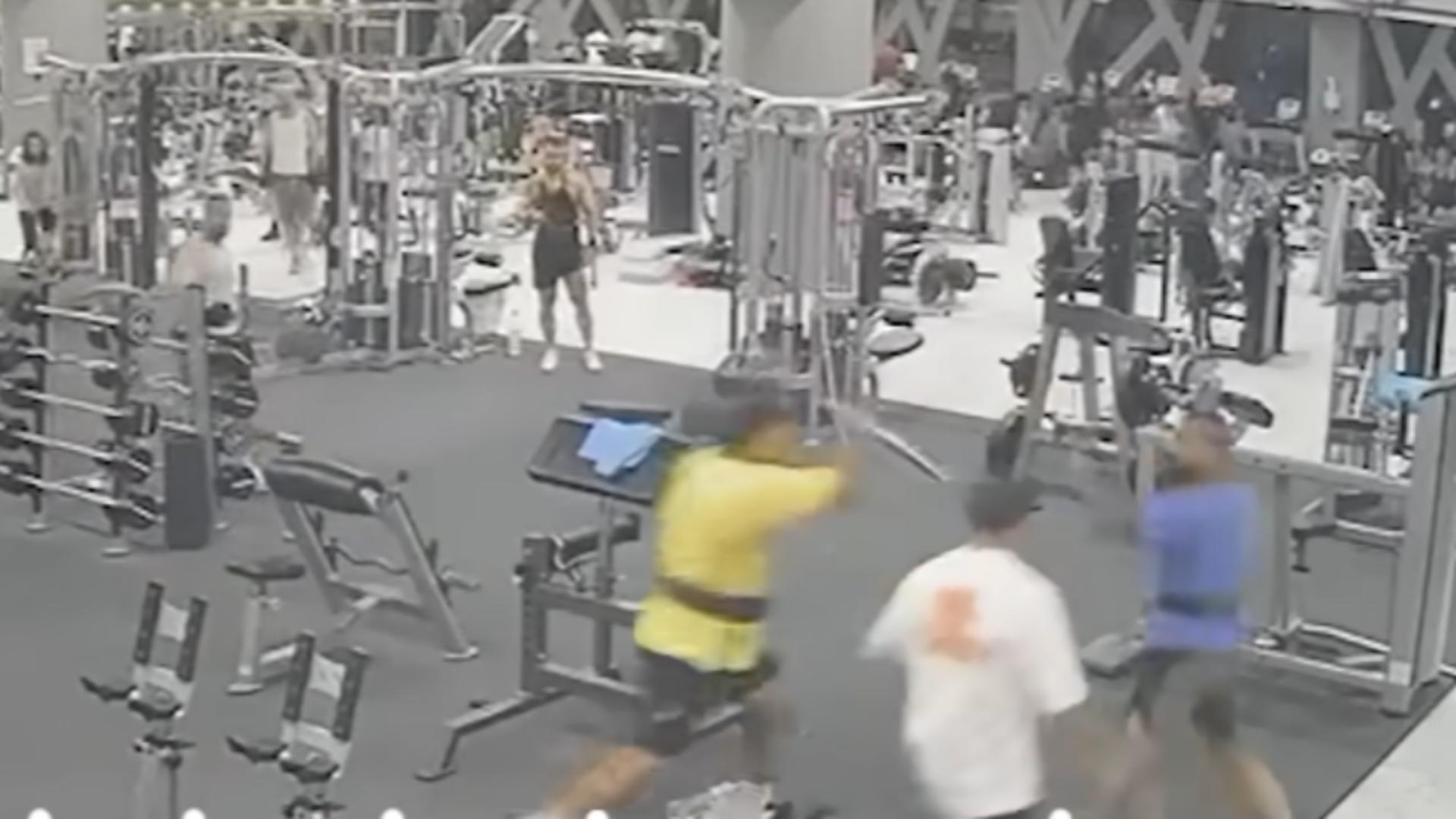 VIDEO – Bătaie ca-n filme într-o sală de fitness din Timișoara. Un luptător a ajuns la spital după ce a fost înjunghiat