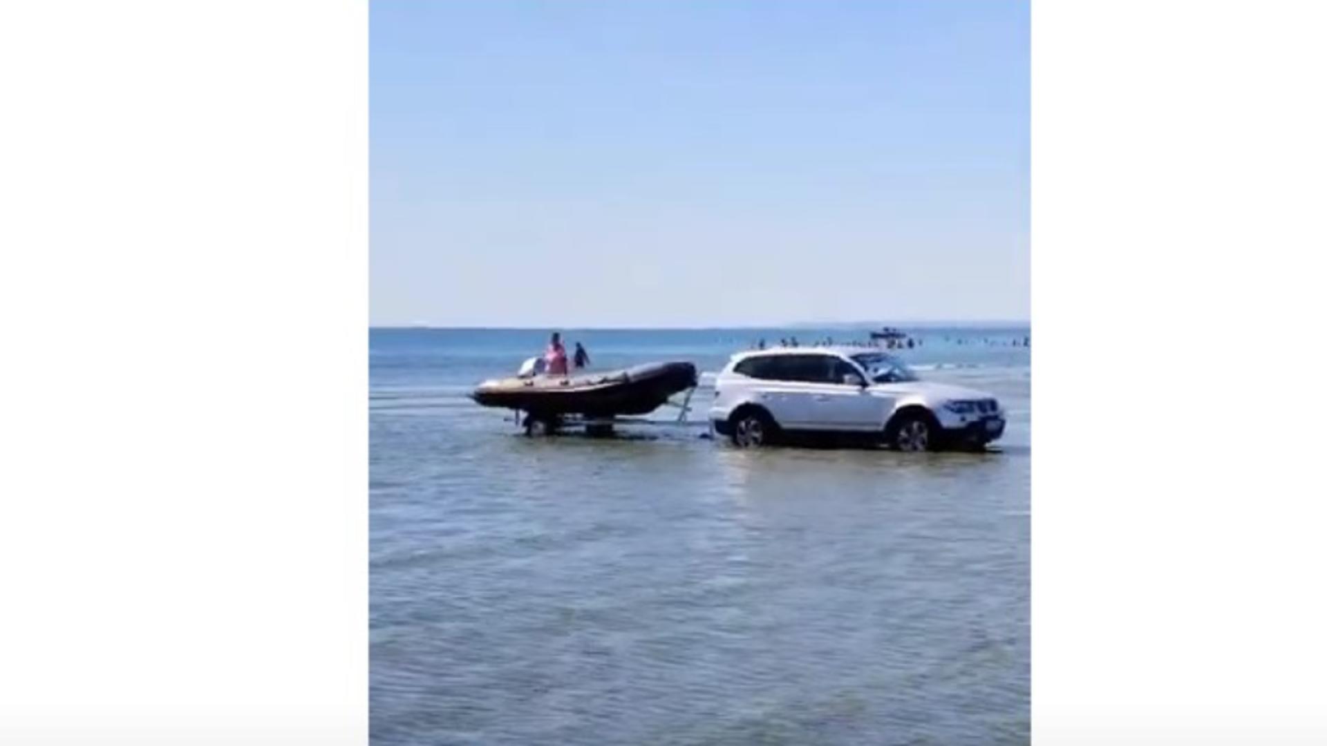 Tupeu extrem! A intrat cu mașina pe plajă. Imagini șocante pe o plajă din România - VIDEO