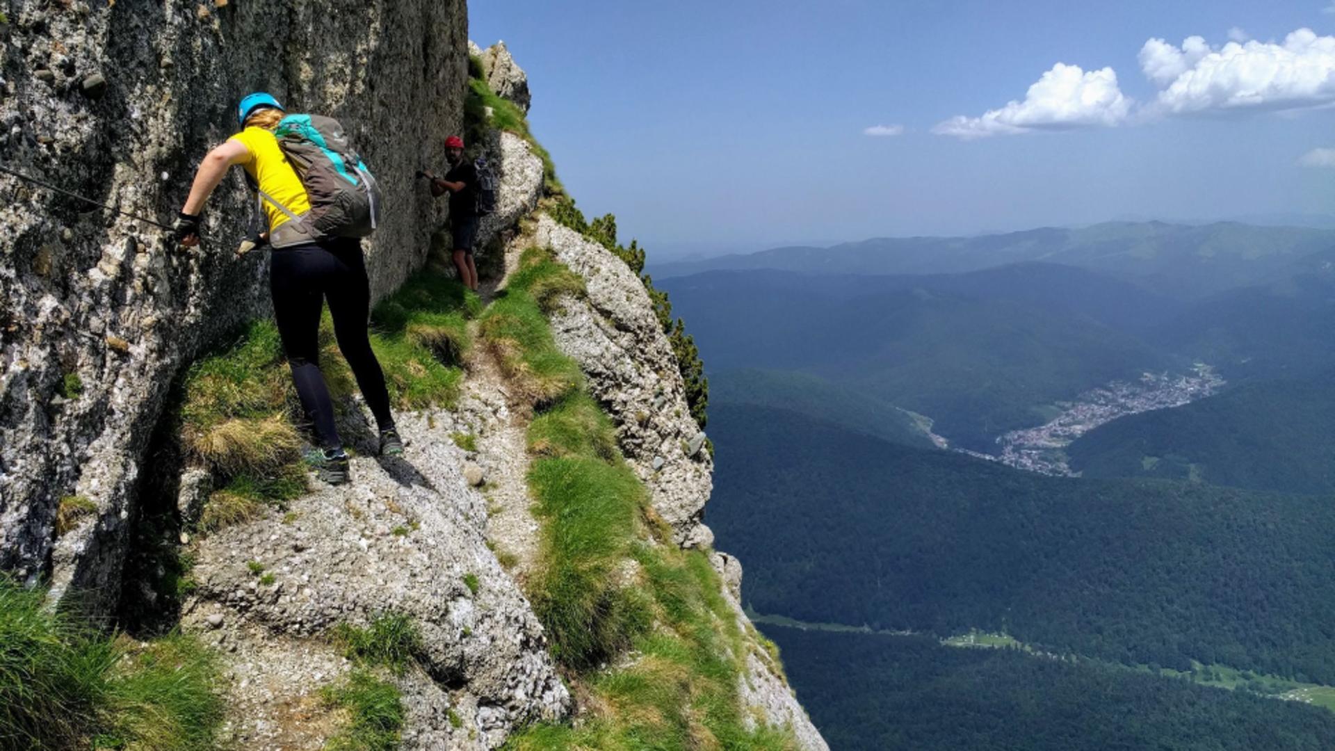 Alpiniști pe traseul Brâna Aeriana (foto: greuladeal.ro)