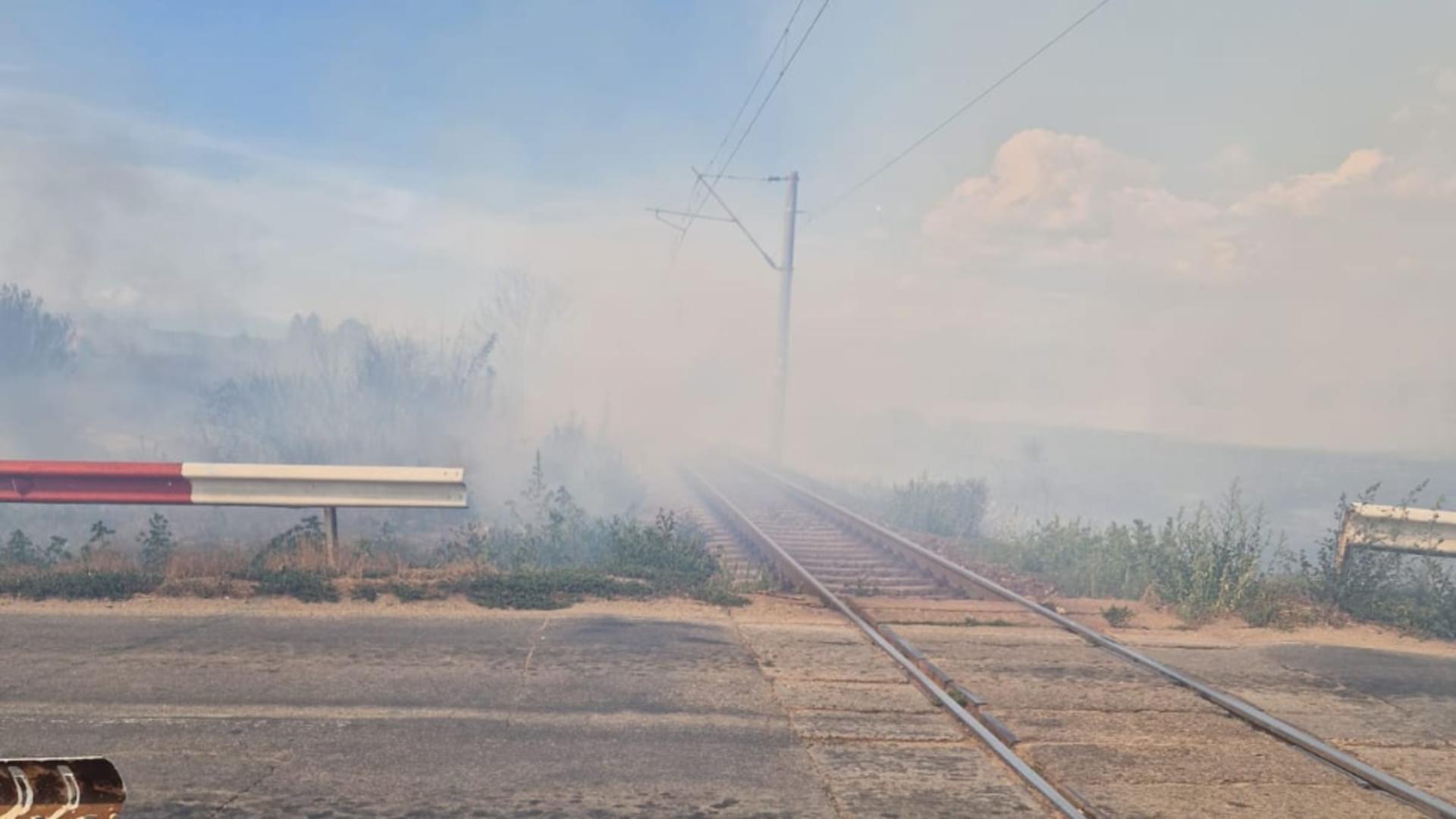 Mersul trenurilor, dat peste cap de incendiile de pe maidane. Cinci trenuri sunt blocate FOTO