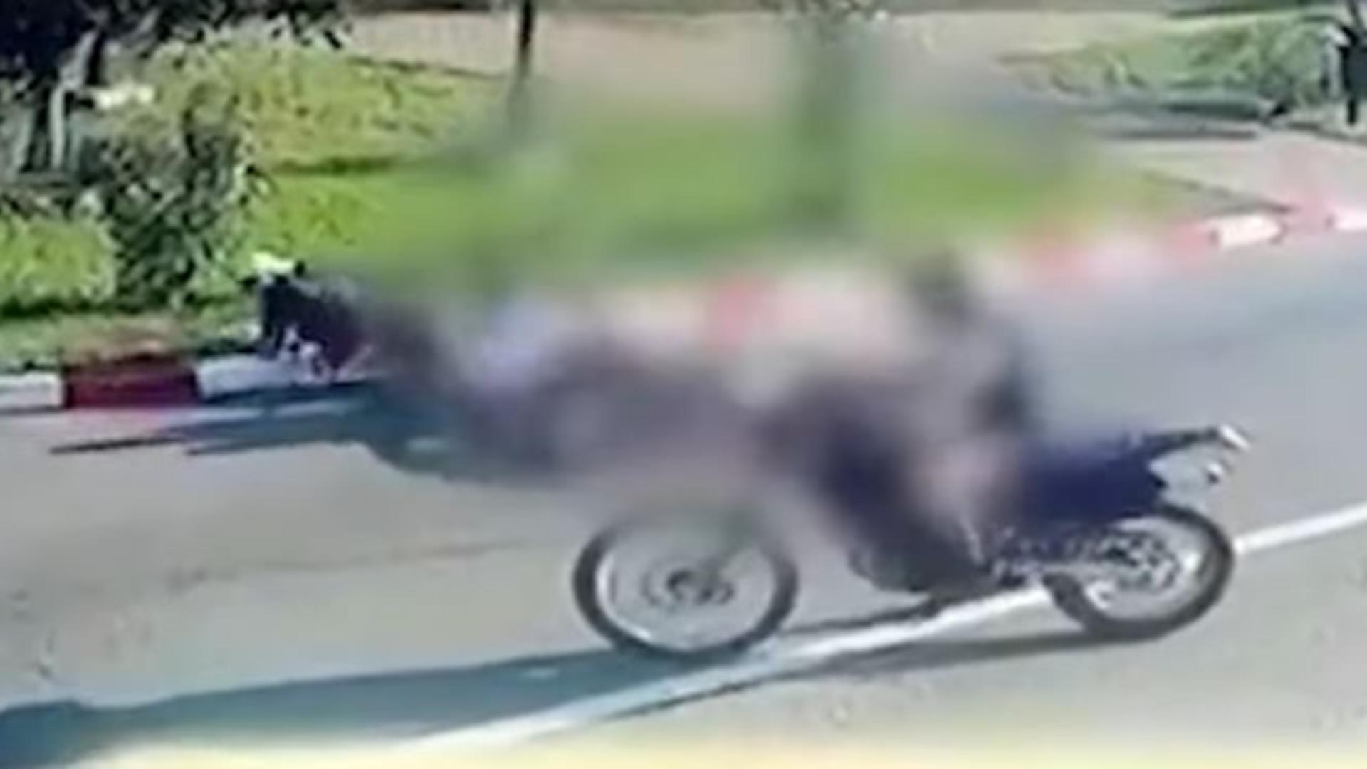 Accidentat de doi motocicliști la interval de câteva secunde! Foto/Captură video