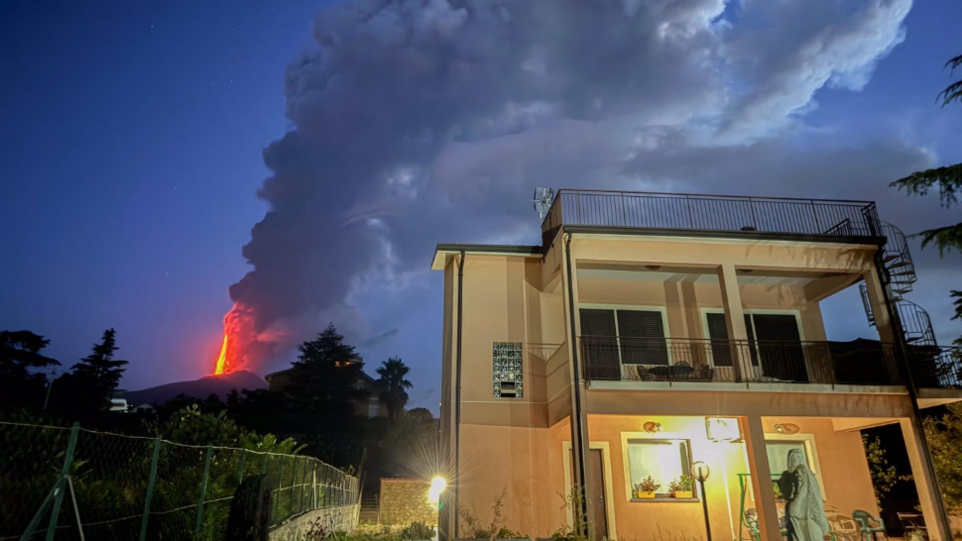 Vulcanul Etna a erupt din nou. Nivelul de alertă este maxim. Foto/Profimedia