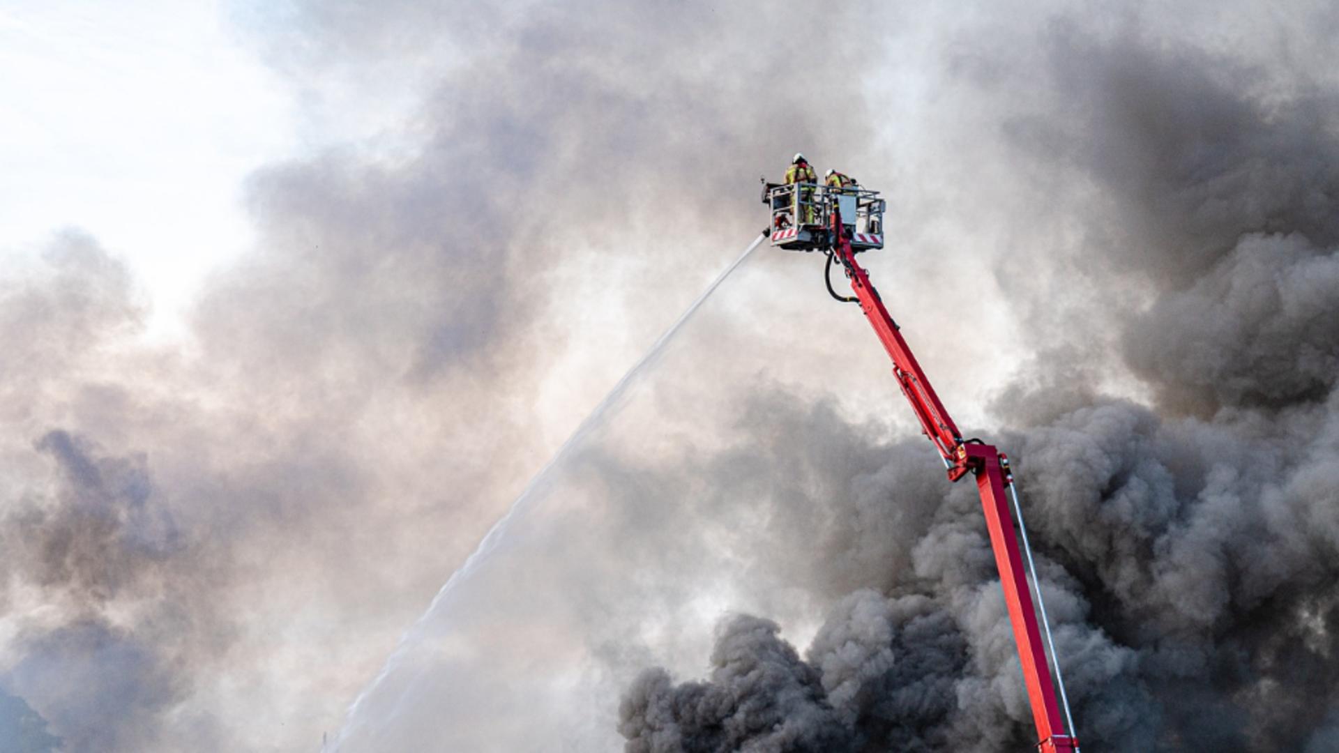 Incendiu pe autostrada A1: Traficul a fost oprit după ce o mașină a luat foc