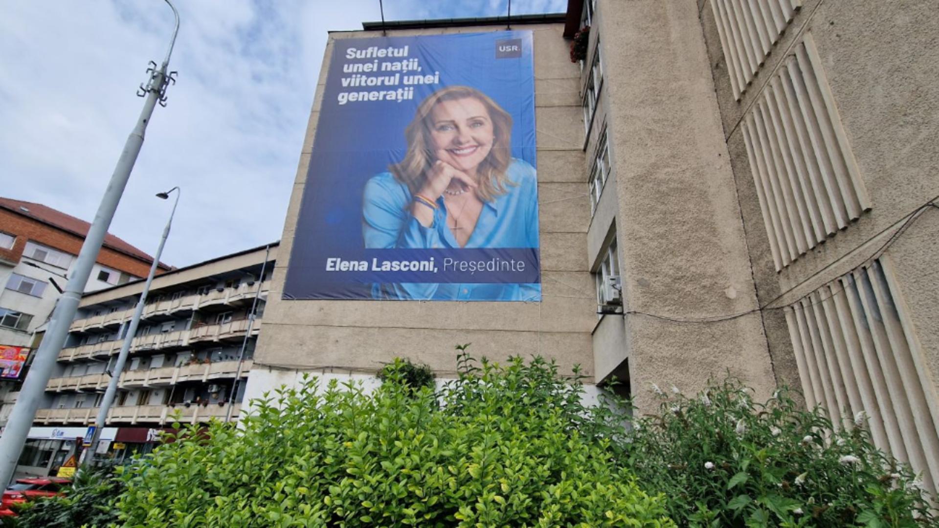 Scandal pentru un afiș cu Elena Lasconi, amplasat ilegal pe un bloc. Foto: Agerpres