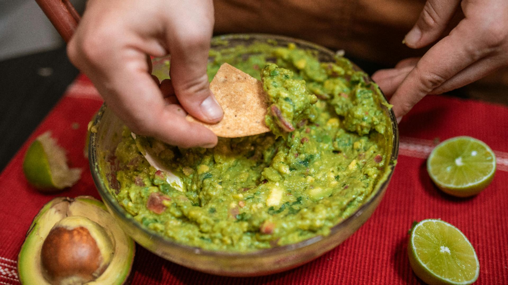 Salata de avocado care te va cuceri. Reteta care va deveni favorita în meniul oricarei case