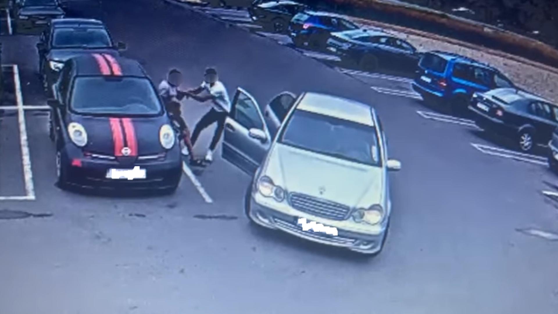 Bărbat cu handicap, răpit cu forța în plină zi de pe stradă de MAFIA CERȘETORILOR! 3 persoane au fost reținute: IMAGINI terifiante/ Captur[ video