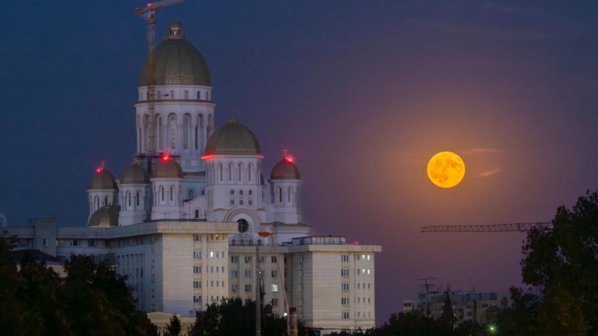 Imaginea Superlunii în spatele Catedralei a devenit virală (foto: Florin Andreescu)