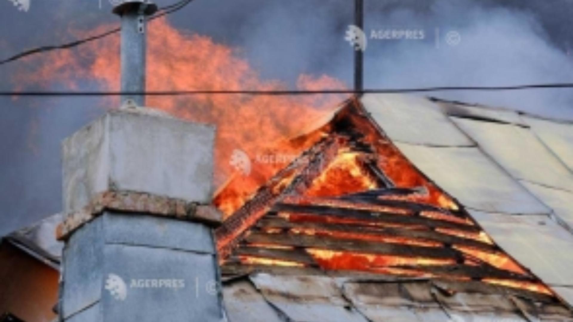 Incendiu nimicitor! Două locuinţe şi două anexe gospodăreşti distruse