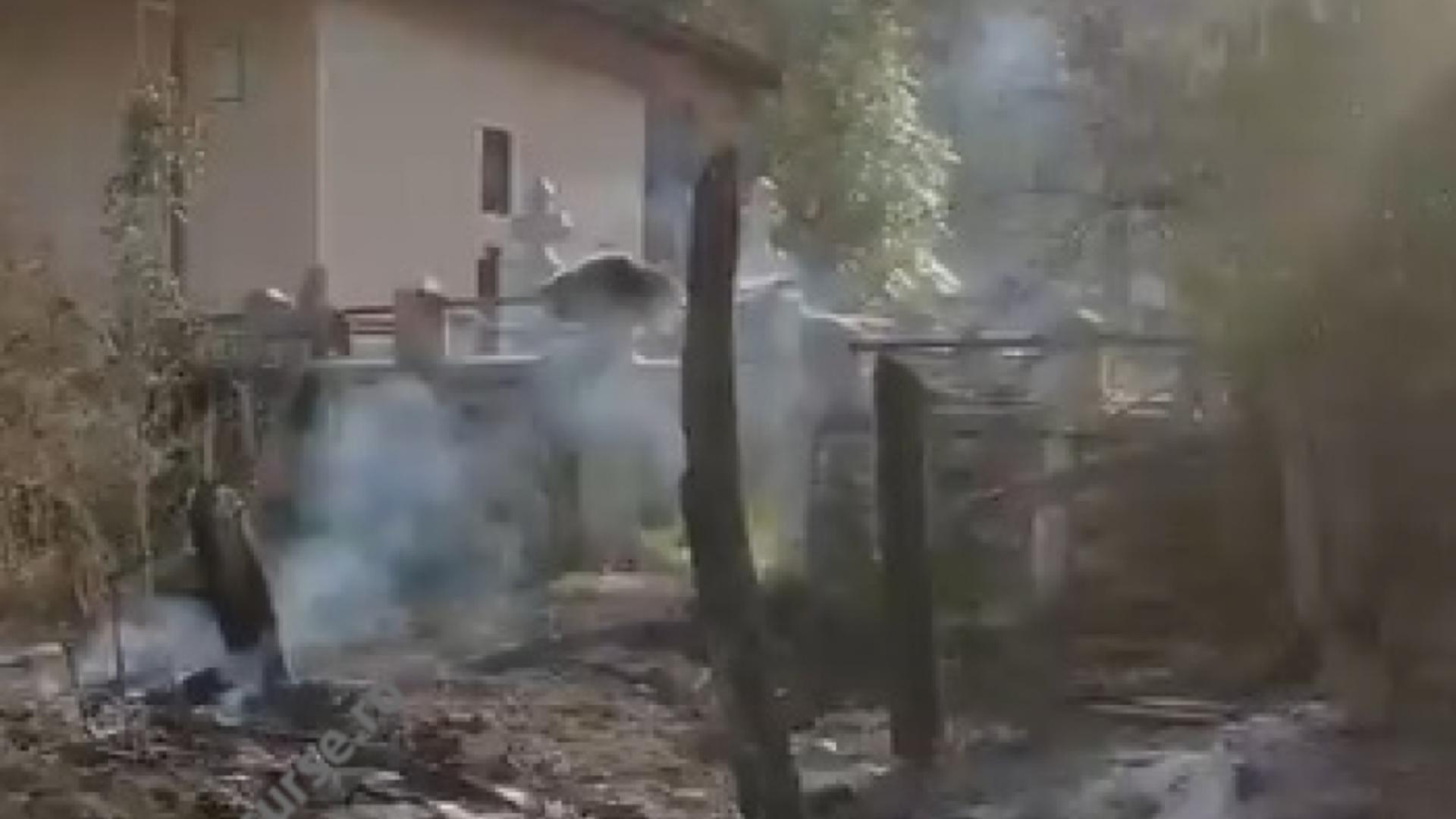 Incendiu devastator în cimitir. Localnicii cer ajutor: „Ardem de vii și nicio urmă de pompieri” - VIDEOIncendiu devastator în cimitir. Localnicii cer ajutor: „Ardem de vii și nicio urmă de pompieri” - VIDEO