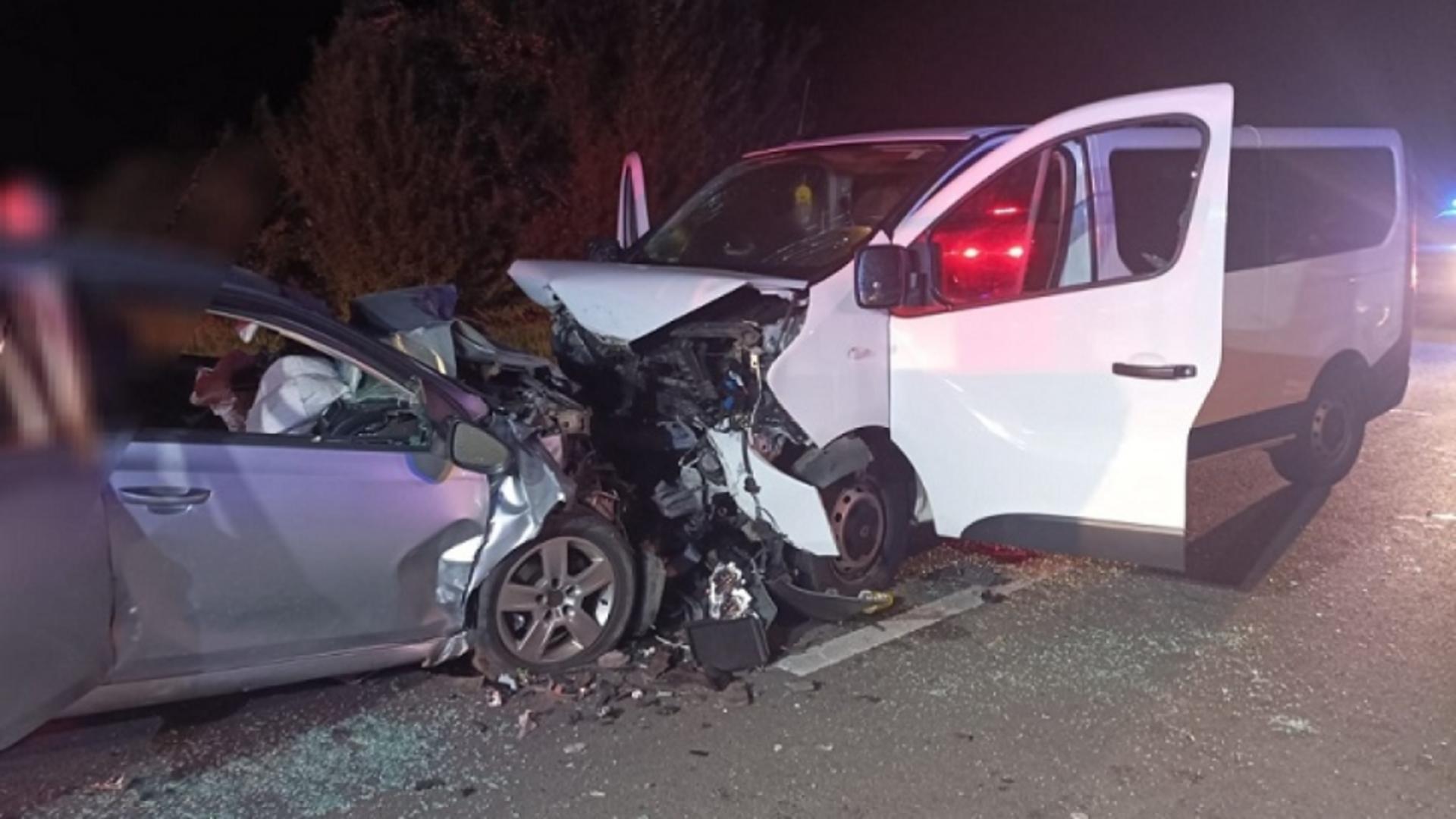 Accident rutier cumplit pe o șosea din România! Doi tineri au murit după ce o mașină și un microbuz s-au ciocnit