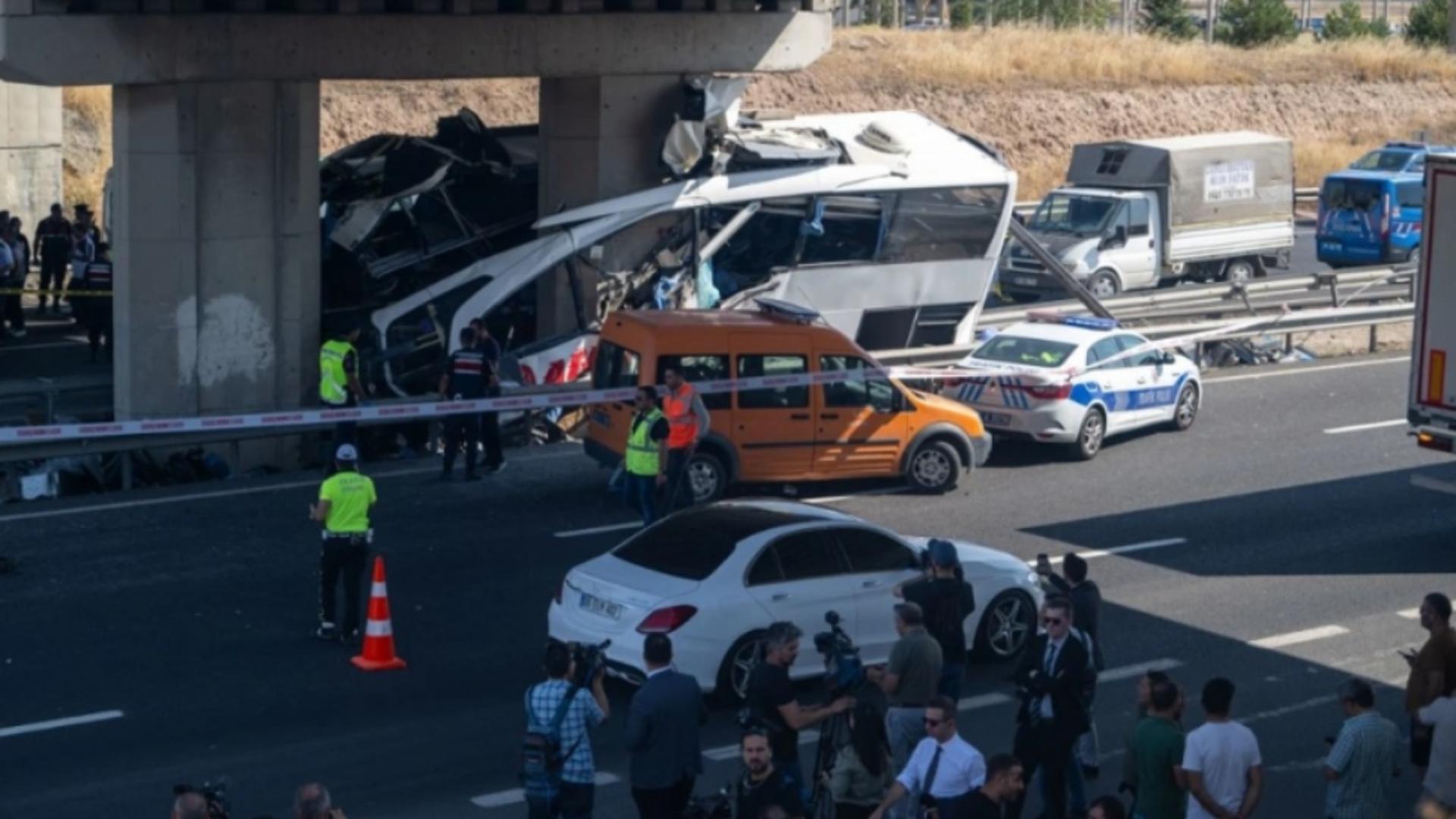 Accident rutier mortal! 11 morți și peste 20 de răniți după ce un autocar a intrat într-un cap de pod - VIDEO